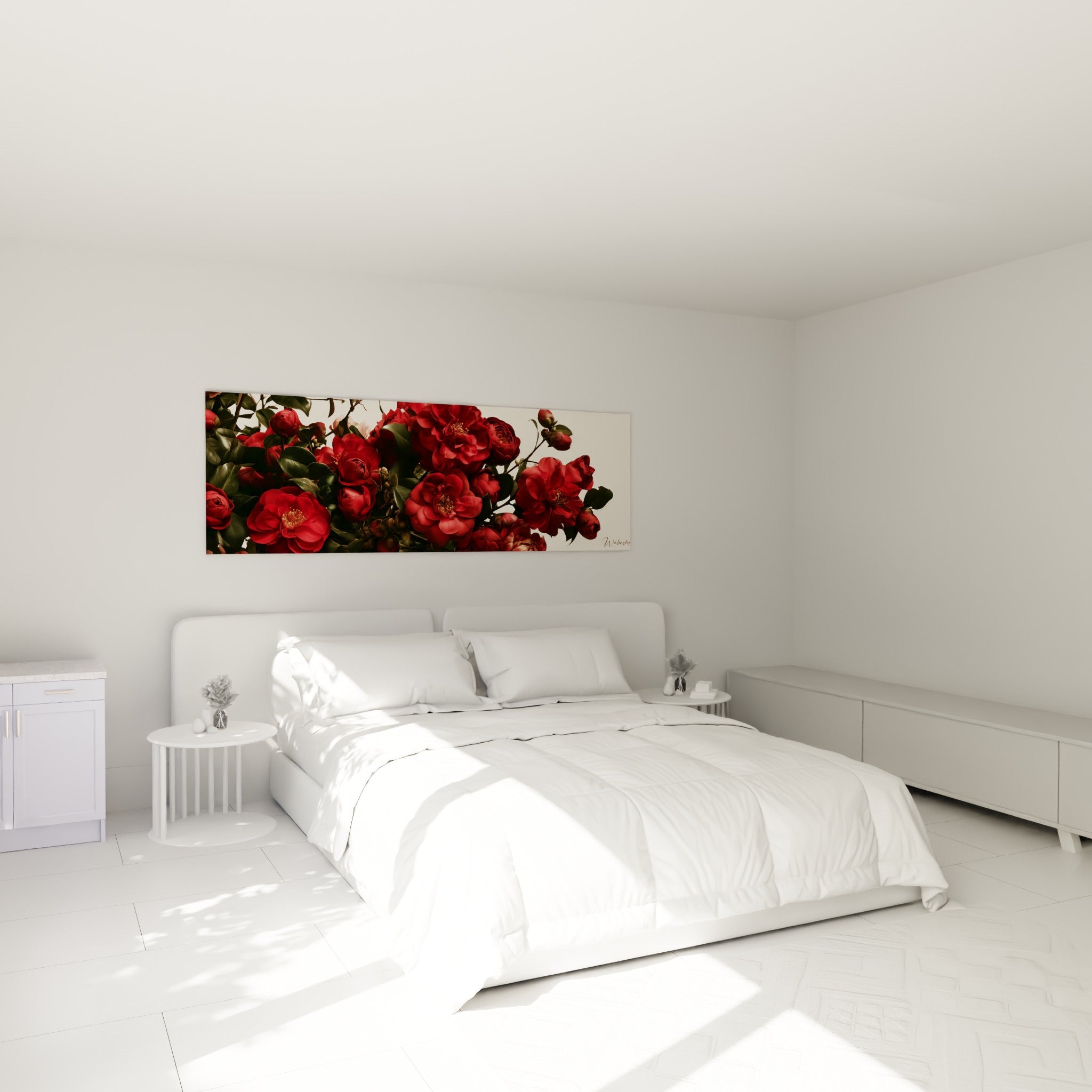 Bouquet de camélias rouges et boutons ivoire disposé au-dessus d'un lit dans une chambre claire