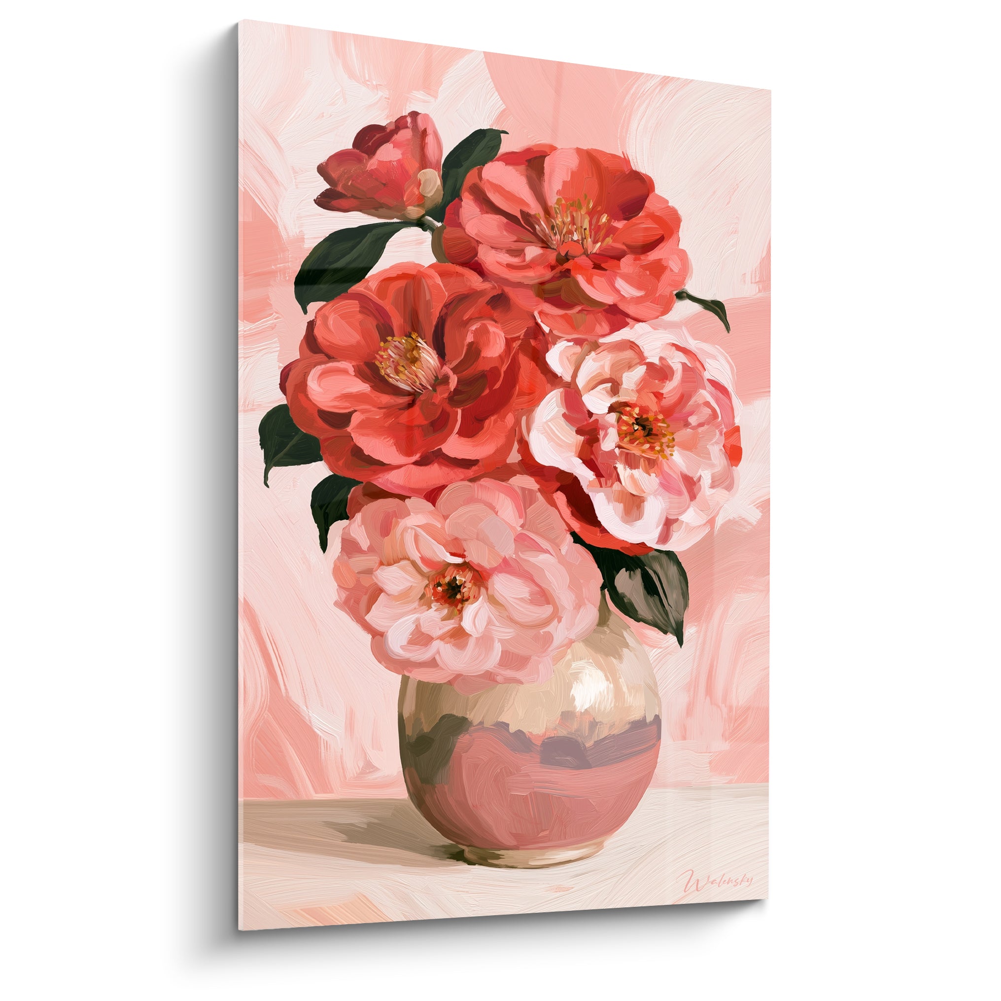 Camélias rouges et roses peints dans un vase doré, touches picturales sur fond rose poudré