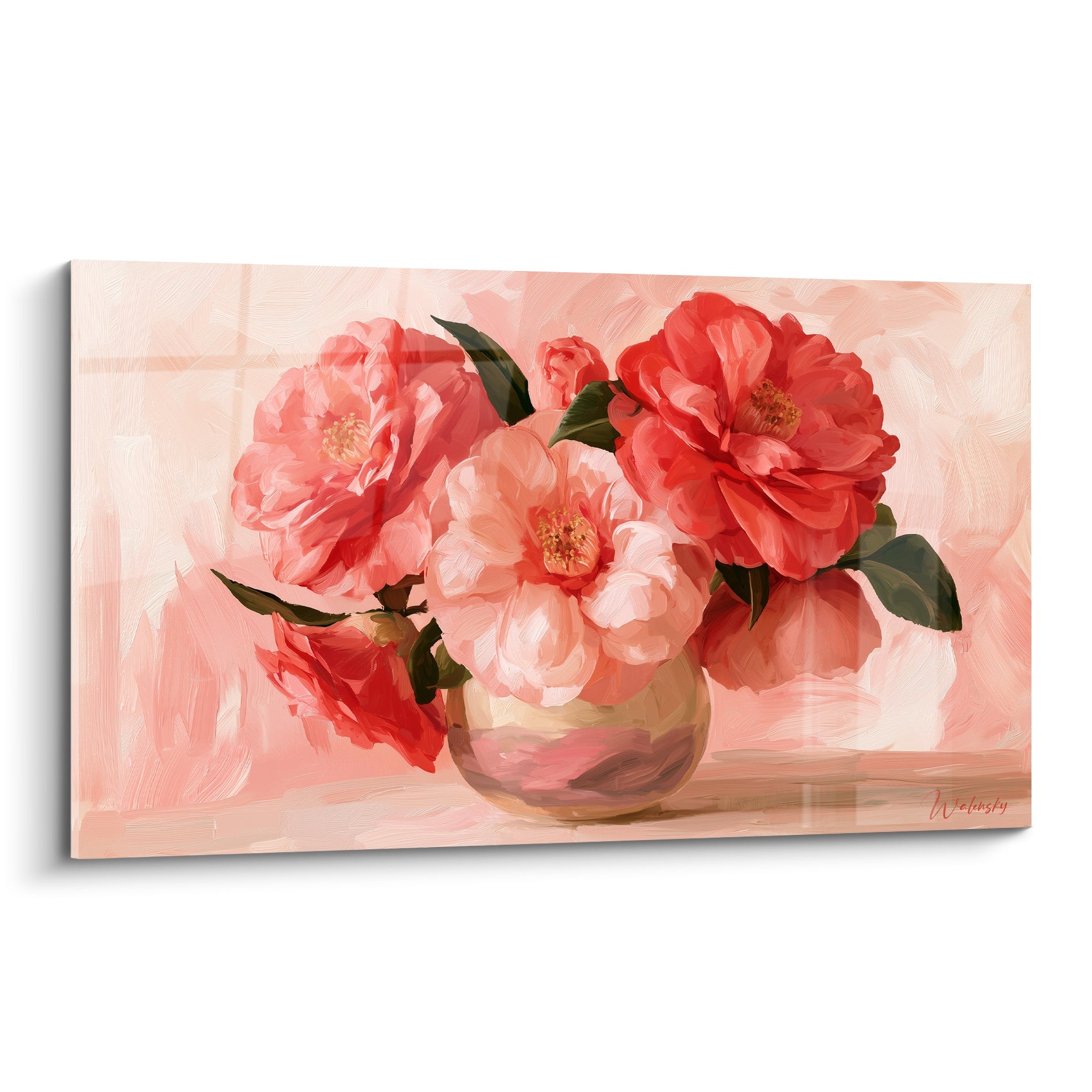 Camélias rouge et rose épanouis dans un vase doré, touche picturale et lumière douce enveloppante