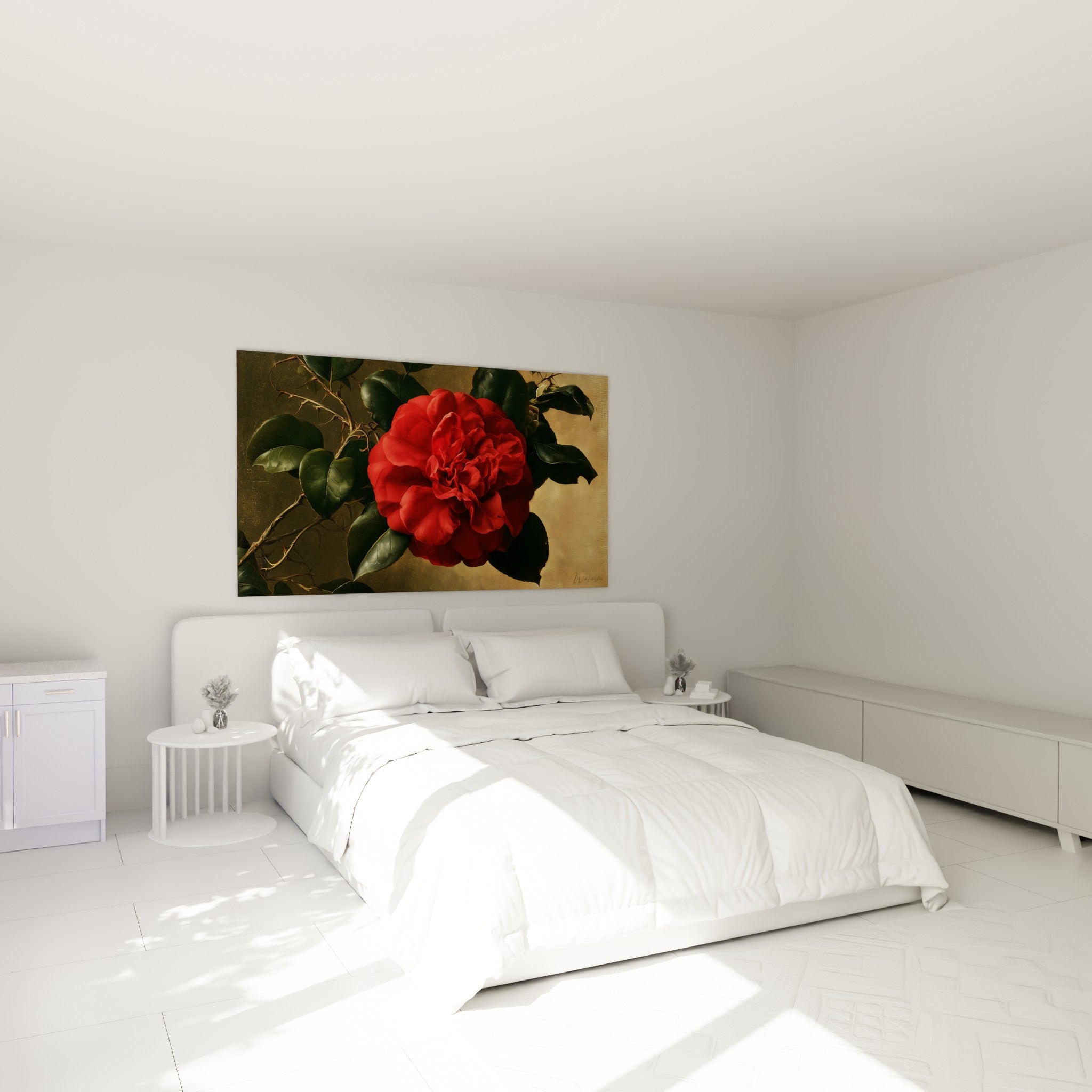 Fleur de camélia rouge et feuillage vert sombre au-dessus d'un lit dans une chambre claire