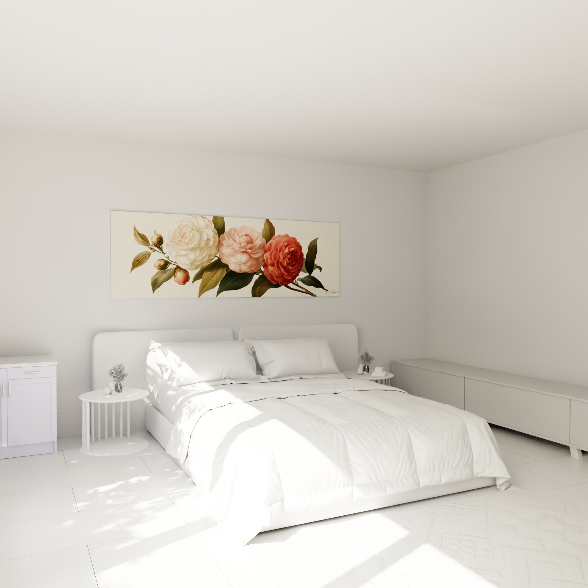 Branche de camélias blanc, rose pâle et rouge carmin au-dessus d'un lit dans une chambre claire