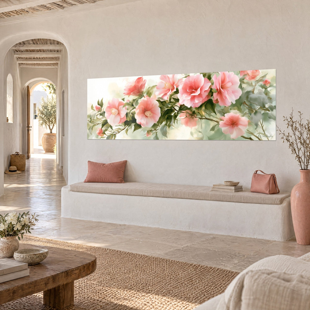 Tableau fleurs de camélia corail aux étamines dorées, feuillage vert tendre, accroché dans une maison méditerranéenne