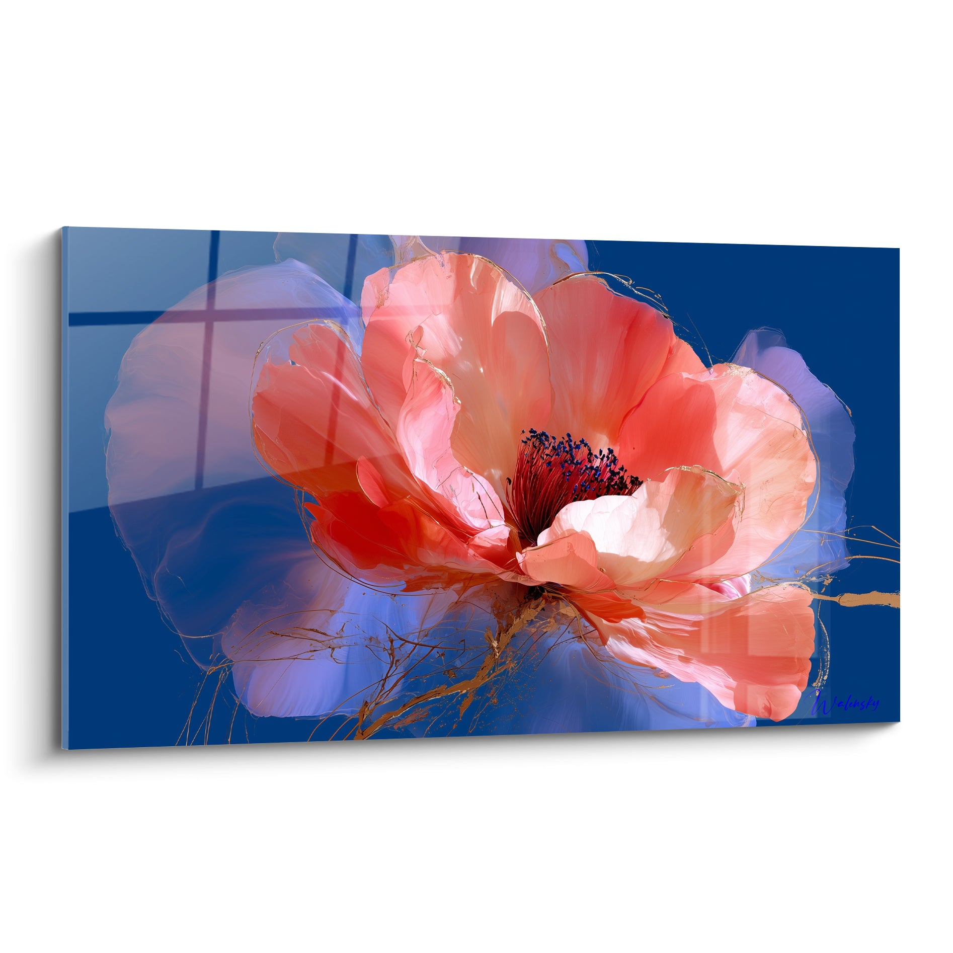Camélia aux pétales corail et blancs déployés sur fond bleu marine strié de reflets pastel