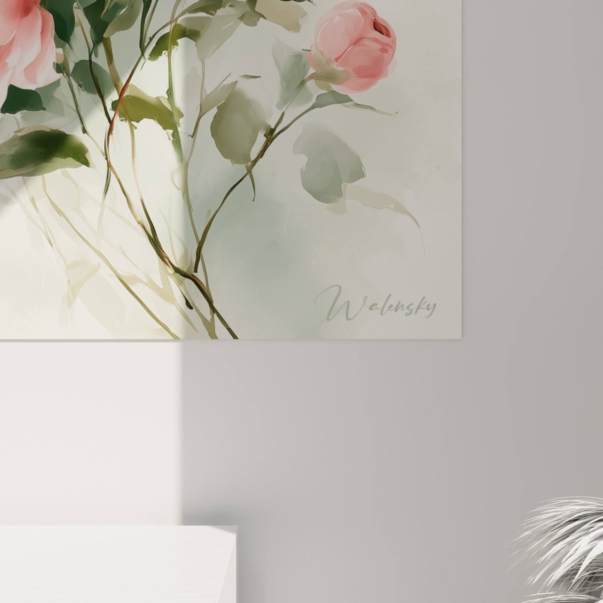 Détail des pétales roses estompés et du feuillage vert olive révélant le grain aquarelle de la toile