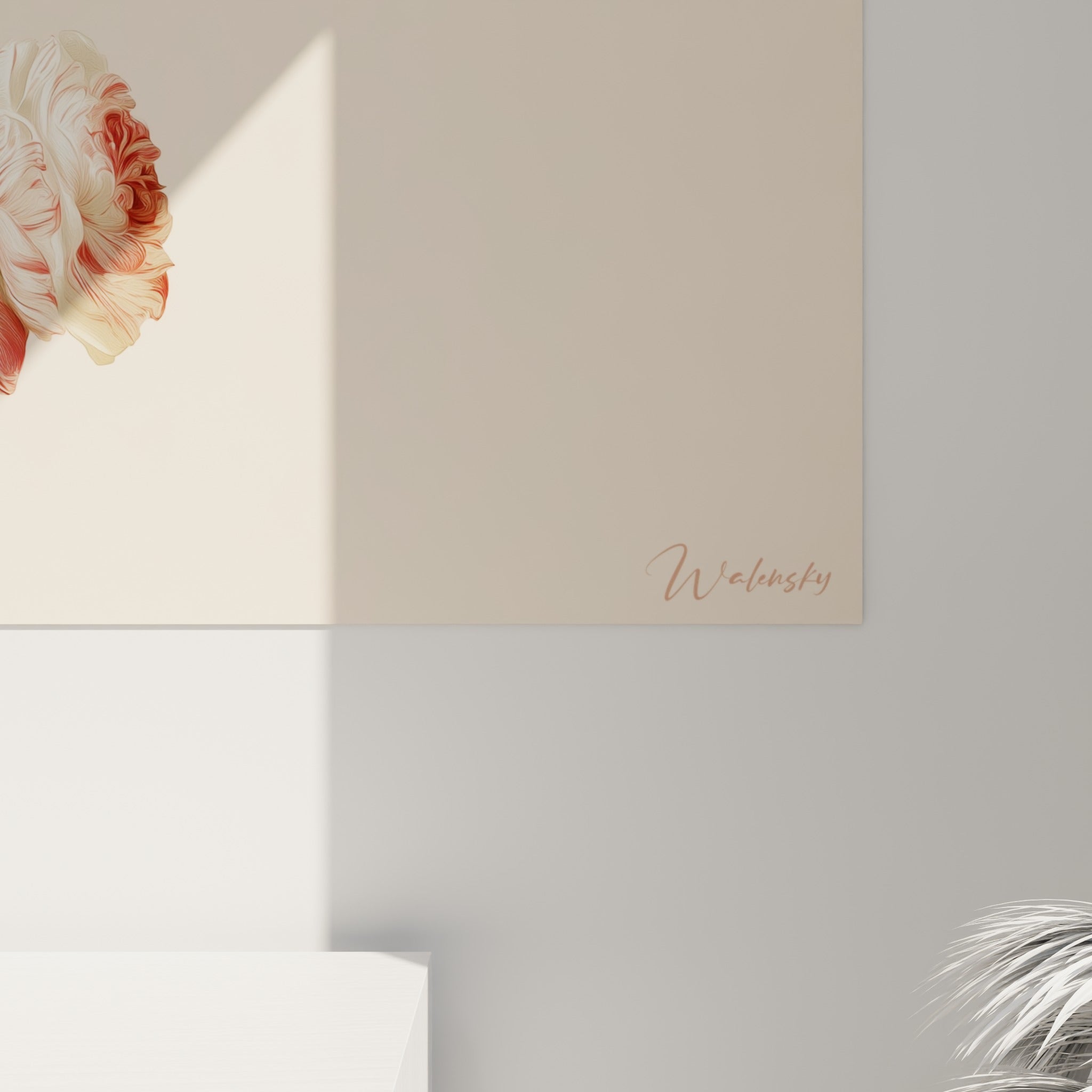 Détail des pétales striés rose et blanc du camélia, grain fin et cœur doré visibles de près