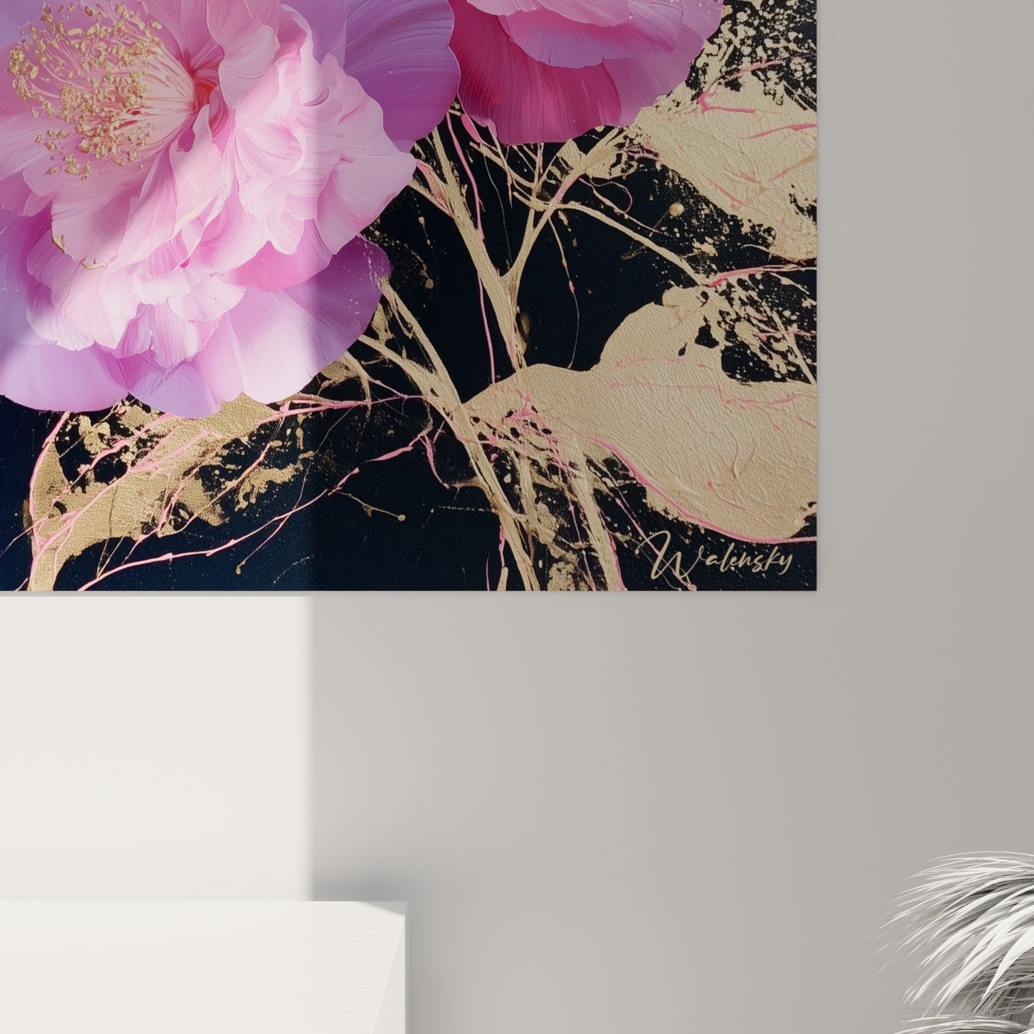 Détail des pétales roses et coulures dorées du tableau camélia, matière et grain visibles
