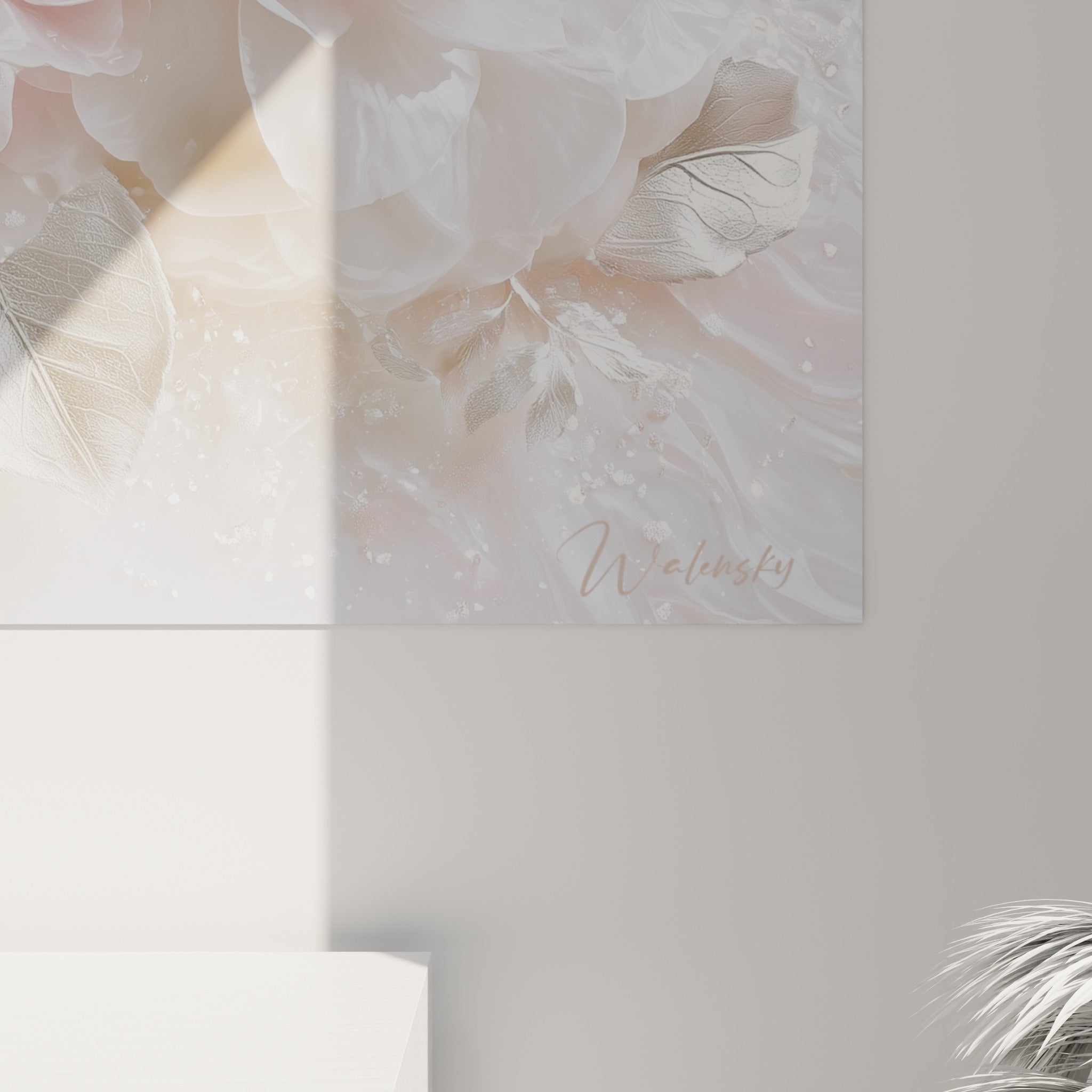 Détail des pétales nacrés rose et blanc du camélia, texture veloutée et reflets argentés des feuilles