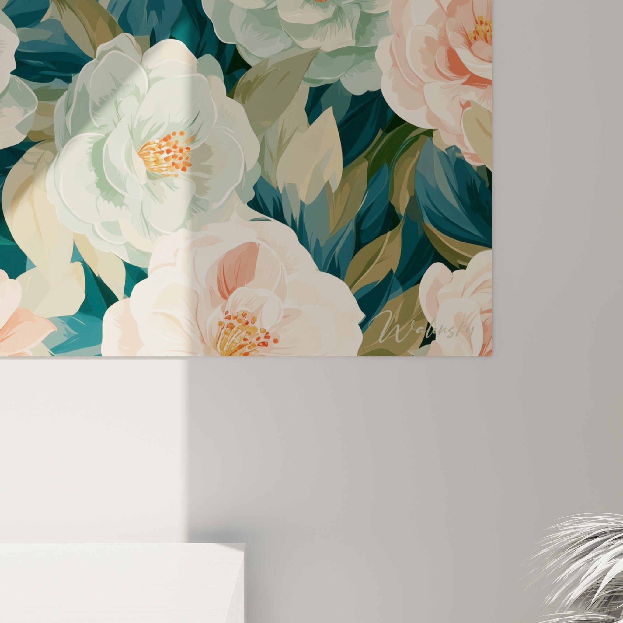 Détail des pétales de camélia rose et blanc, texture peinte et feuillage bleu sarcelle rapproché