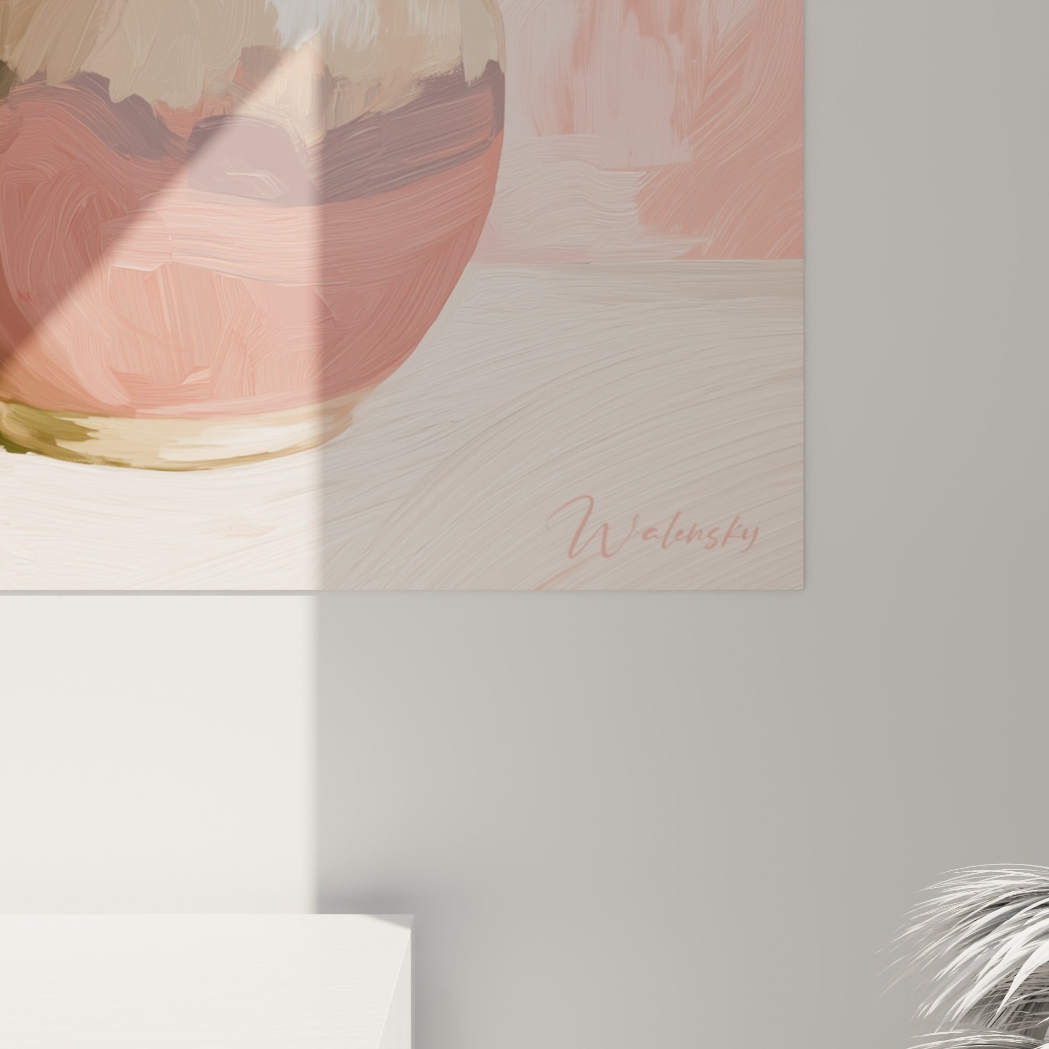 Détail des pétales de camélia rouge et rose, empâtements et matière picturale du vase doré