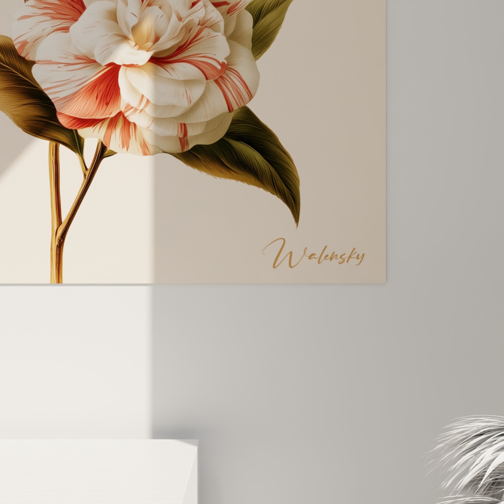 Détail des pétales de camélia blanc veinés de corail, grain fin et étamines dorées visibles