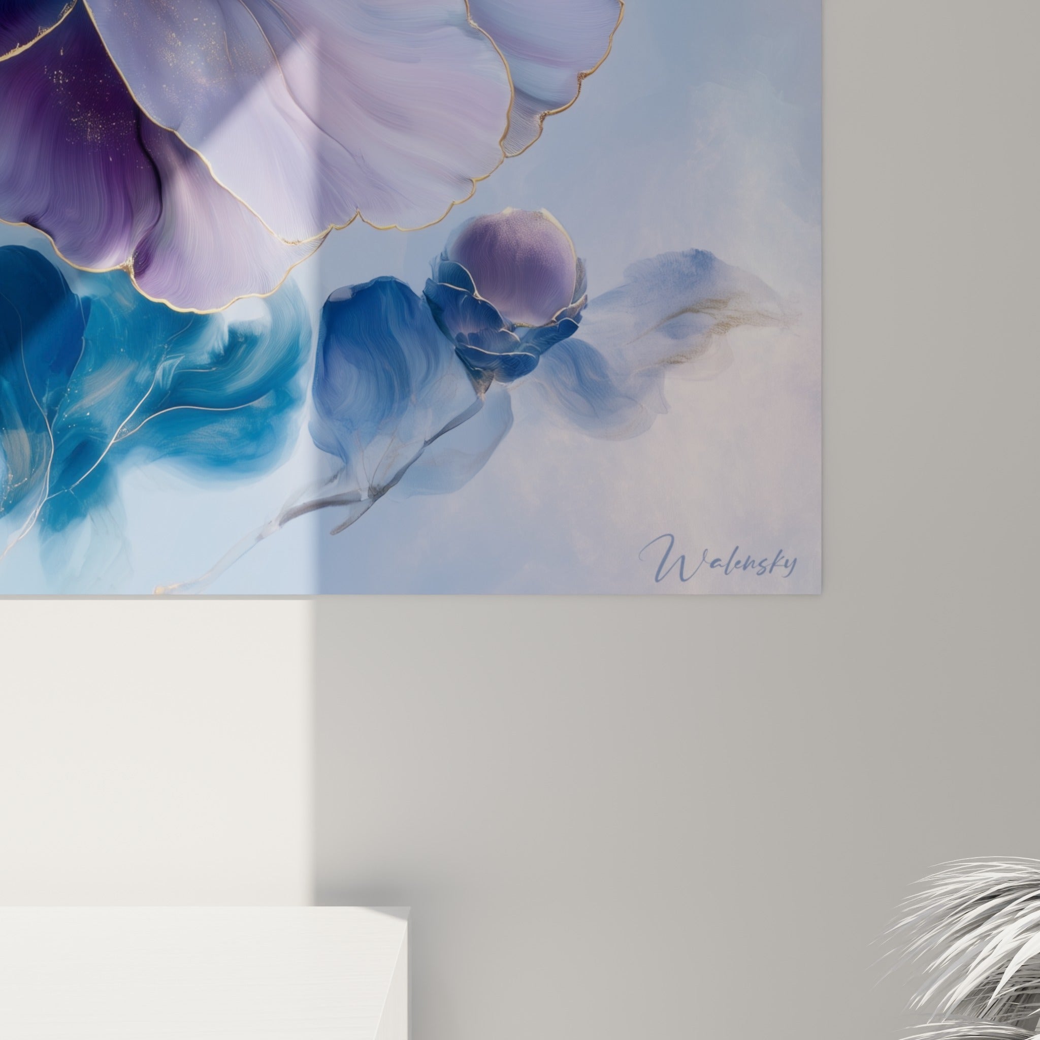 Détail des empâtements dorés et des dégradés violets sur la toile du camélia accrochée au mur