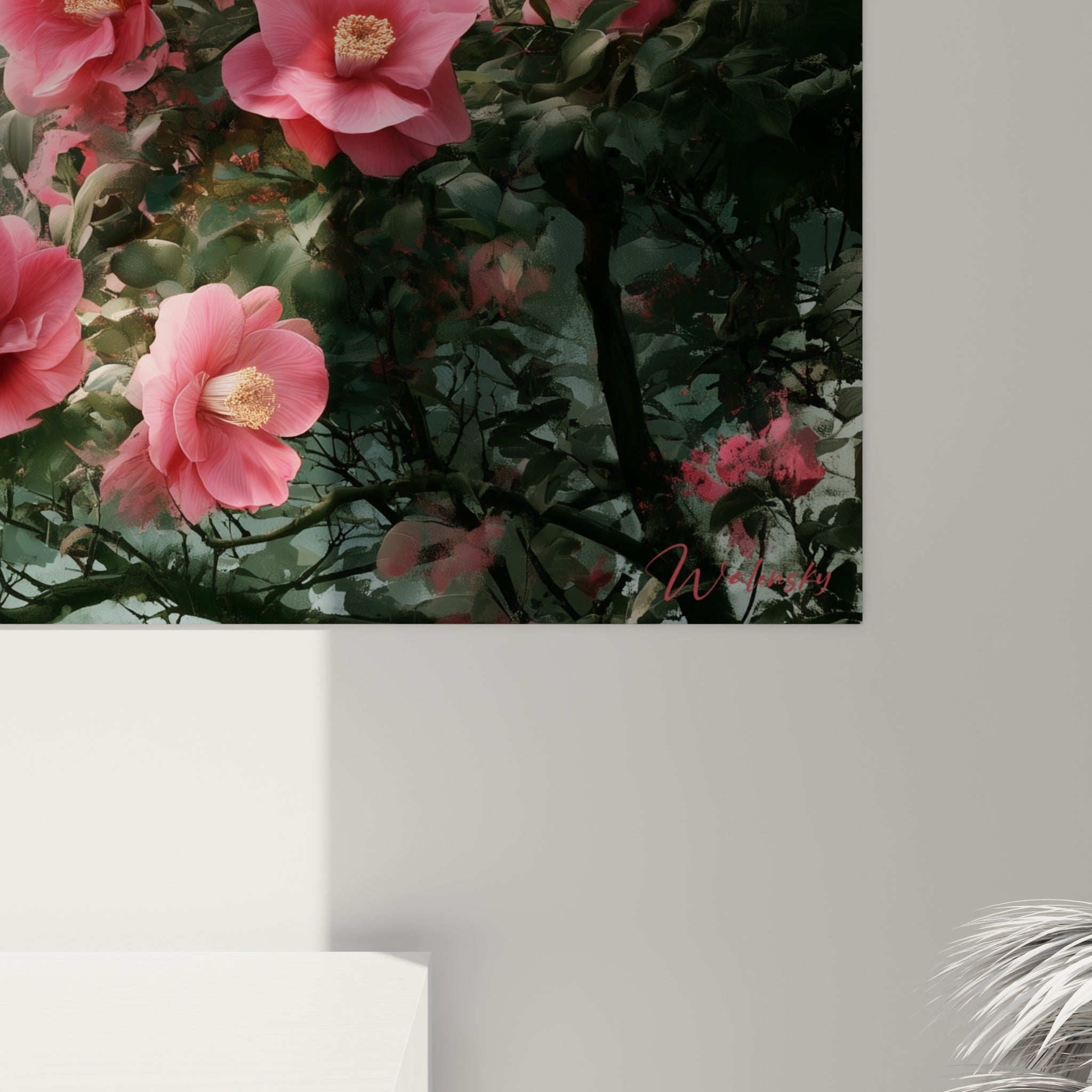 Détail des pétales roses et du grain pictural du camélia, textures vertes et anthracite mêlées