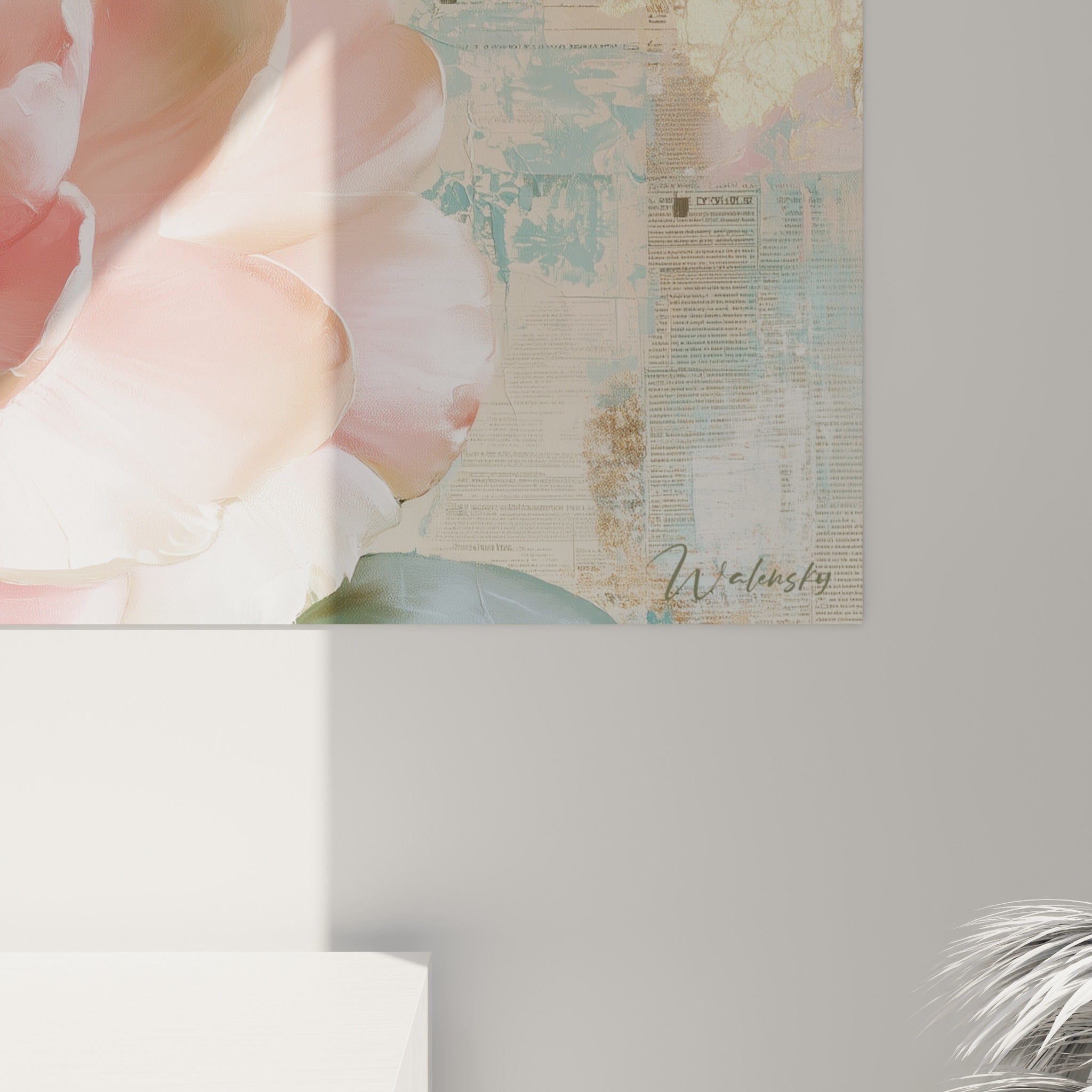 Grain pictural des pétales roses et touches dorées du camélia, coulures sur fond beige texturé