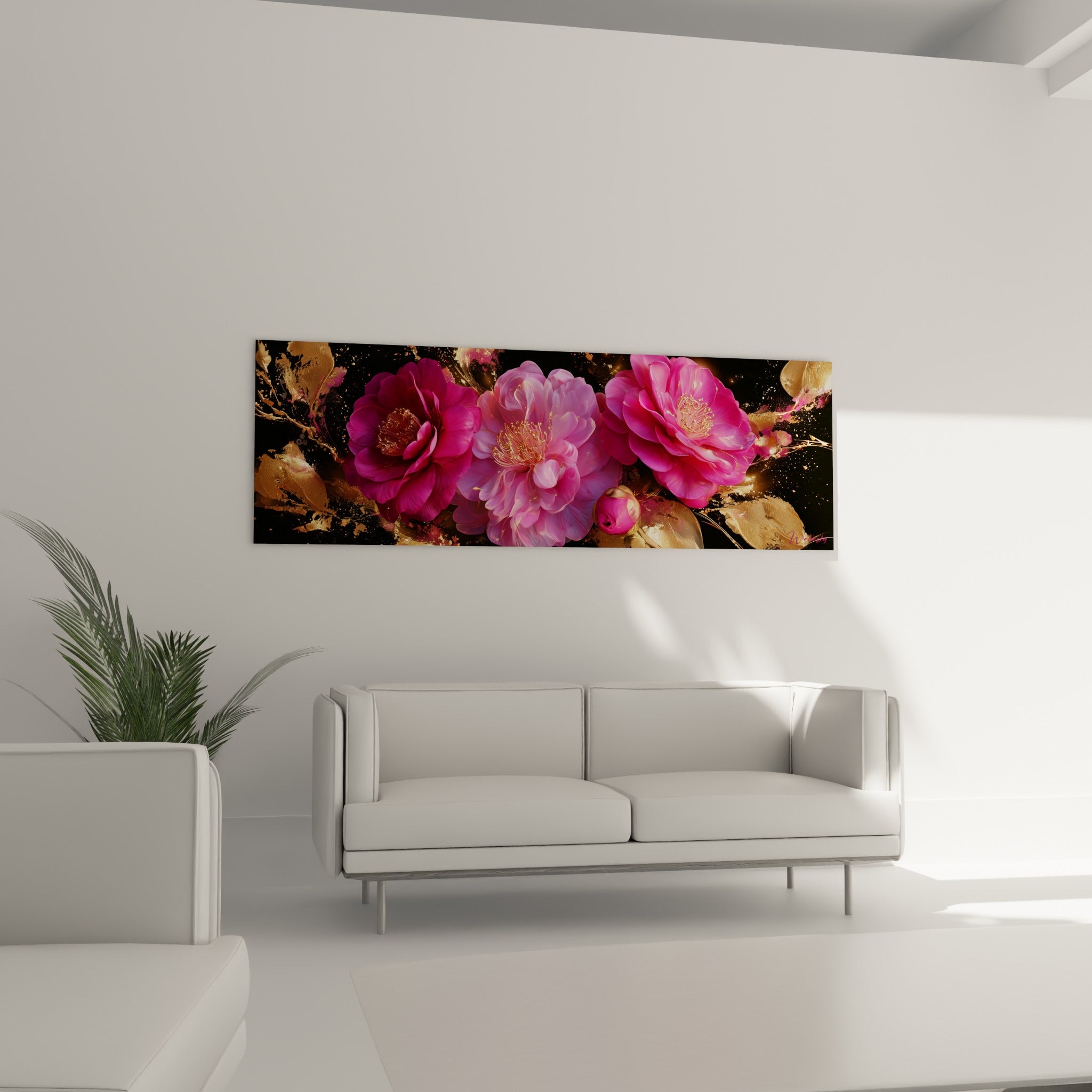 Fleurs de camélia rose vif et or accrochées au-dessus d'un canapé dans un salon lumineux