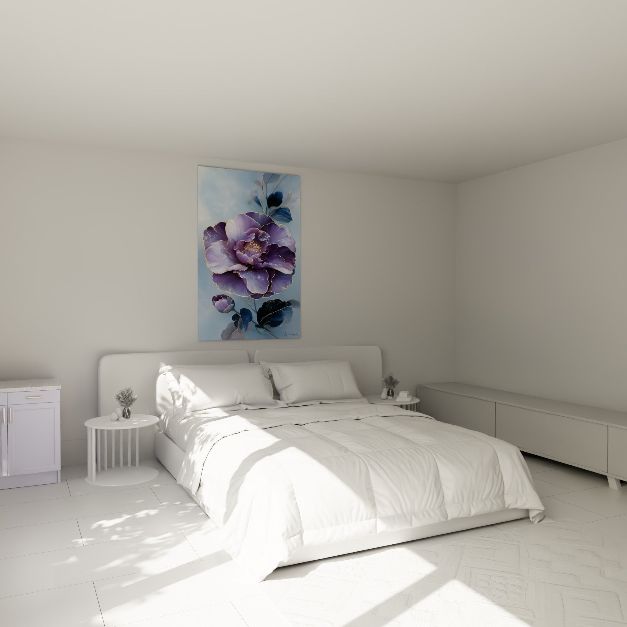 Fleur de camélia violette et dorée accrochée au-dessus d'un lit dans une chambre claire