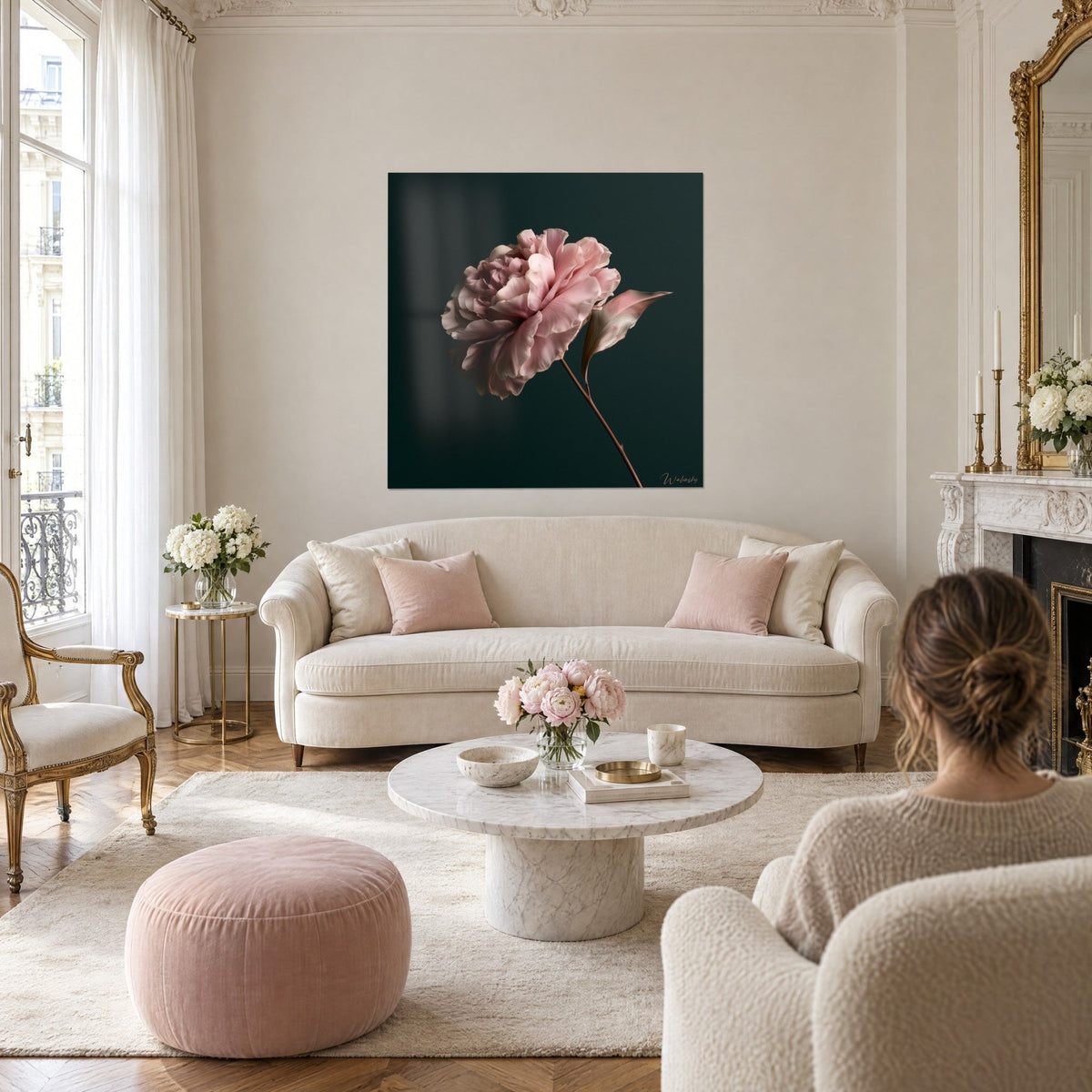 Quadro camelia rosa cipria con petali stropicciati su fondo verde abete, sopra un divano in un soggiorno luminoso