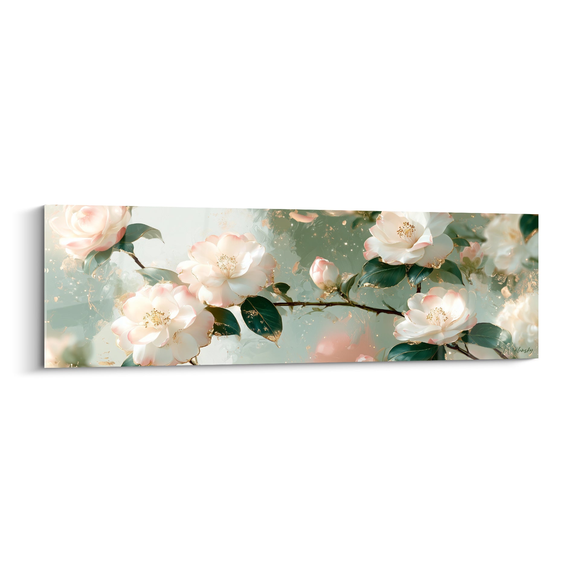 Camélias blancs aux pétales rosés et reflets dorés sur fond vert sauge, composition florale délicate