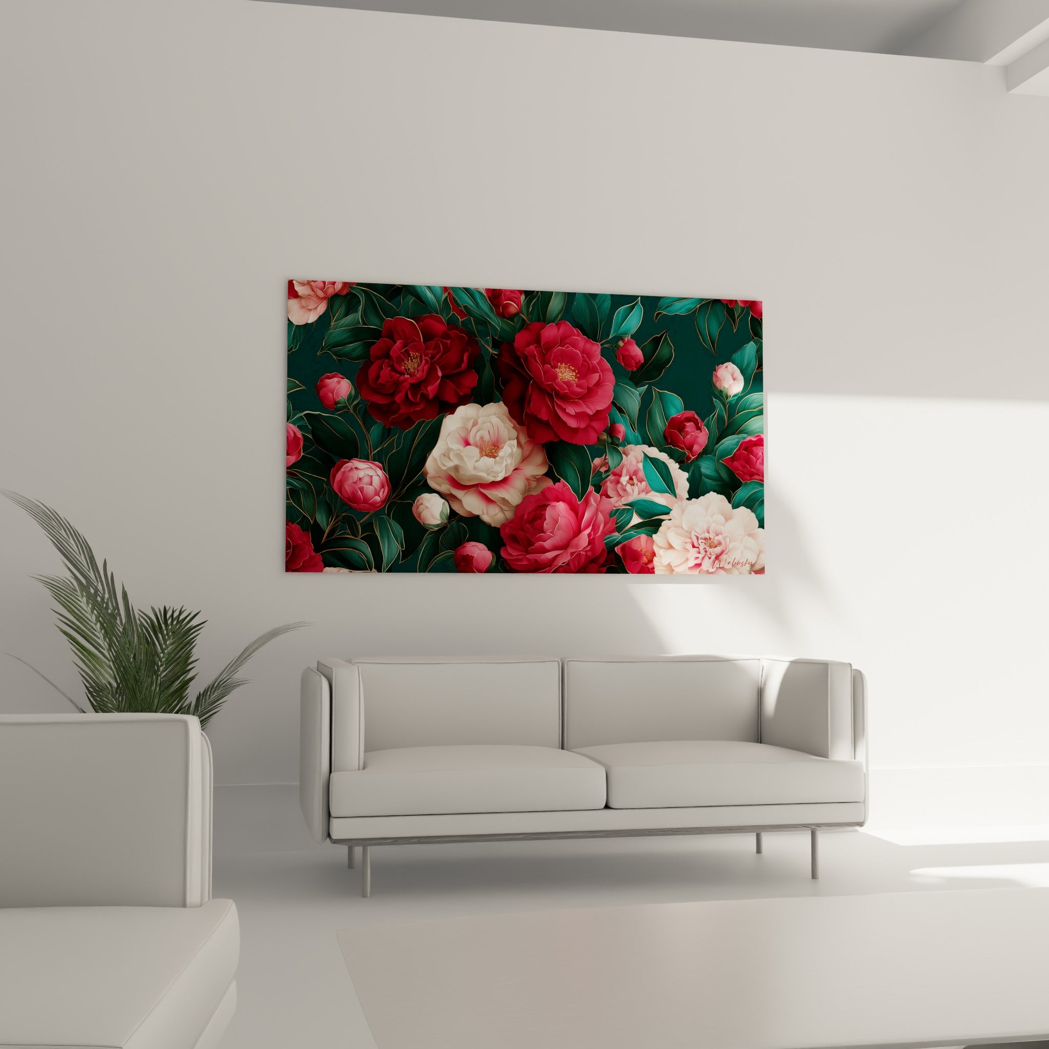 Fleurs de camélia blanches et rouge carmin sur fond vert sombre, disposées au-dessus d'un canapé dans un salon lumineux