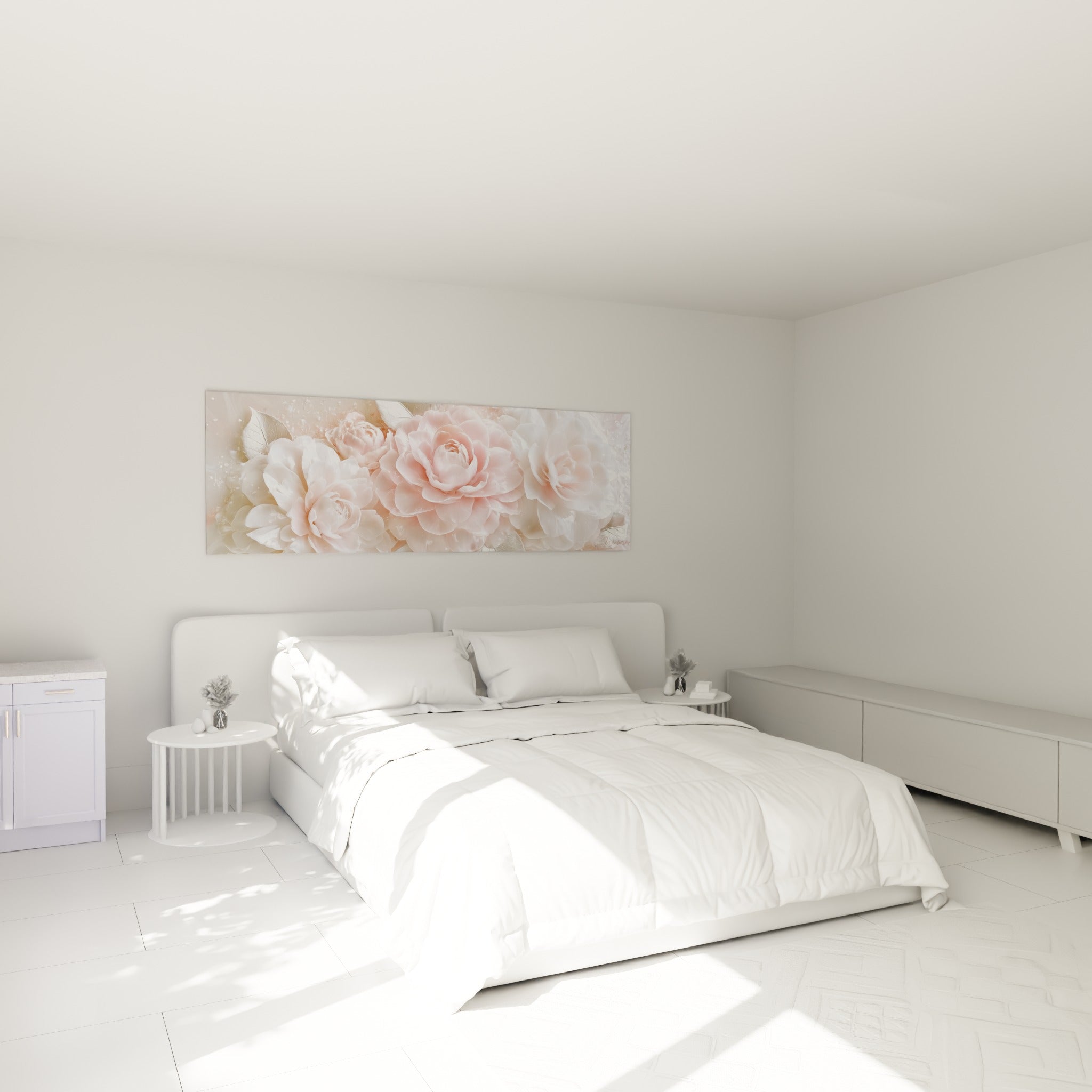Camélias rose poudré et blanc épanouis, au-dessus d'un lit dans une chambre claire