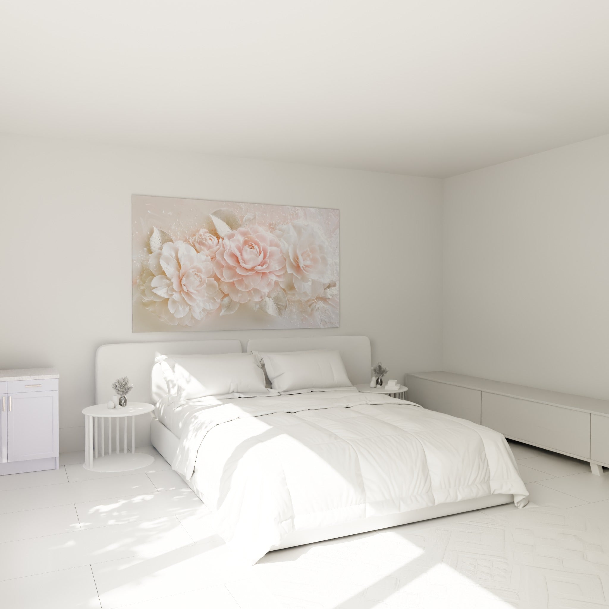 Bouquet de camélias roses et blancs nacrés au-dessus d'un lit dans une chambre claire