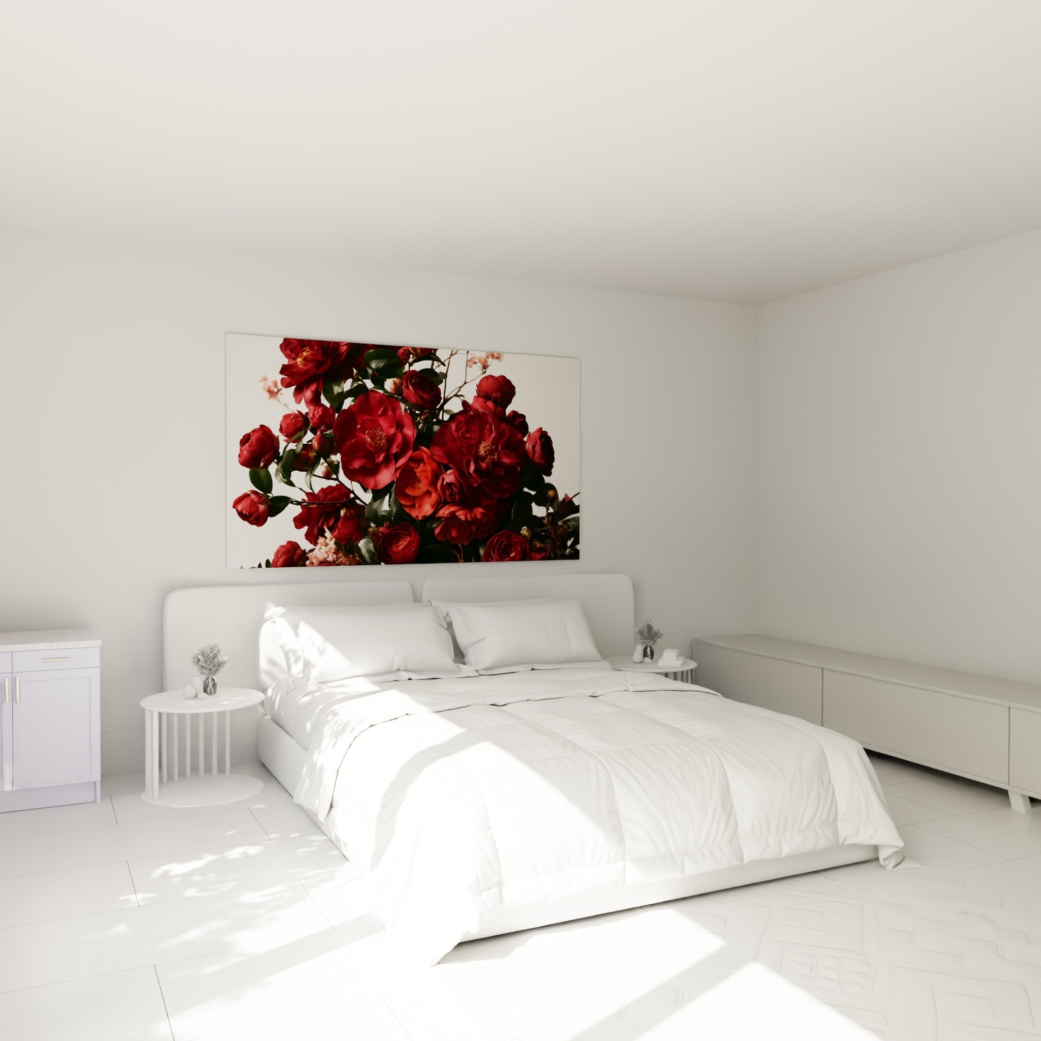 Bouquet de camélias rouge profond et vert olive accroché au-dessus d'un lit dans une chambre claire