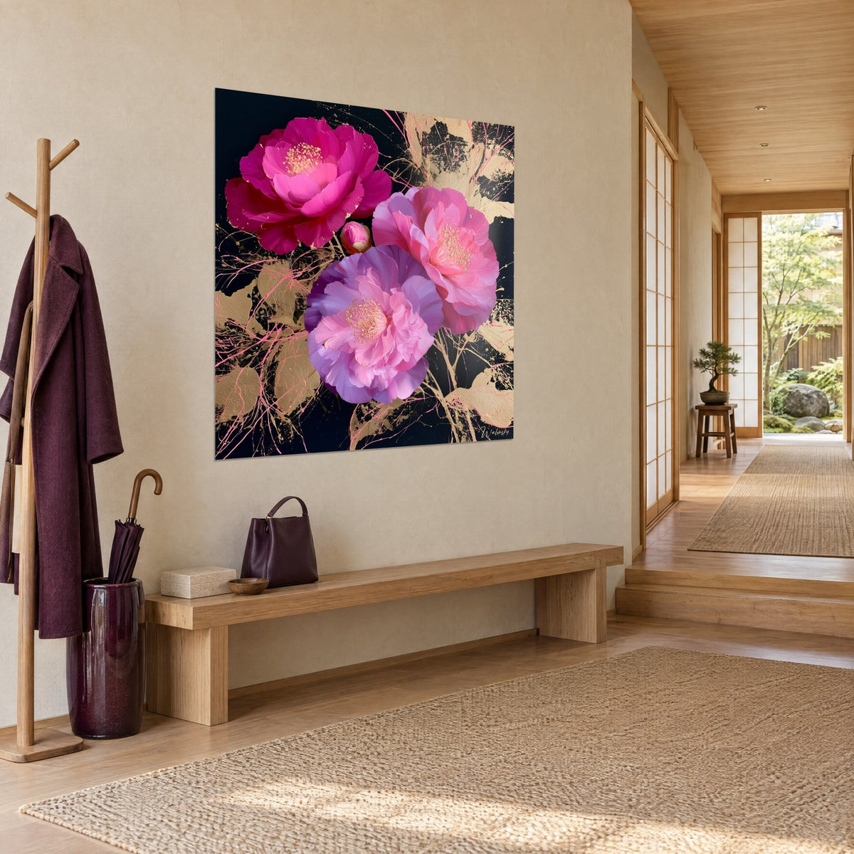 Tableau trois pivoines roses éclatantes et un bouton, feuillages dorés sur noir, vue de trois-quarts dans une entrée japandi