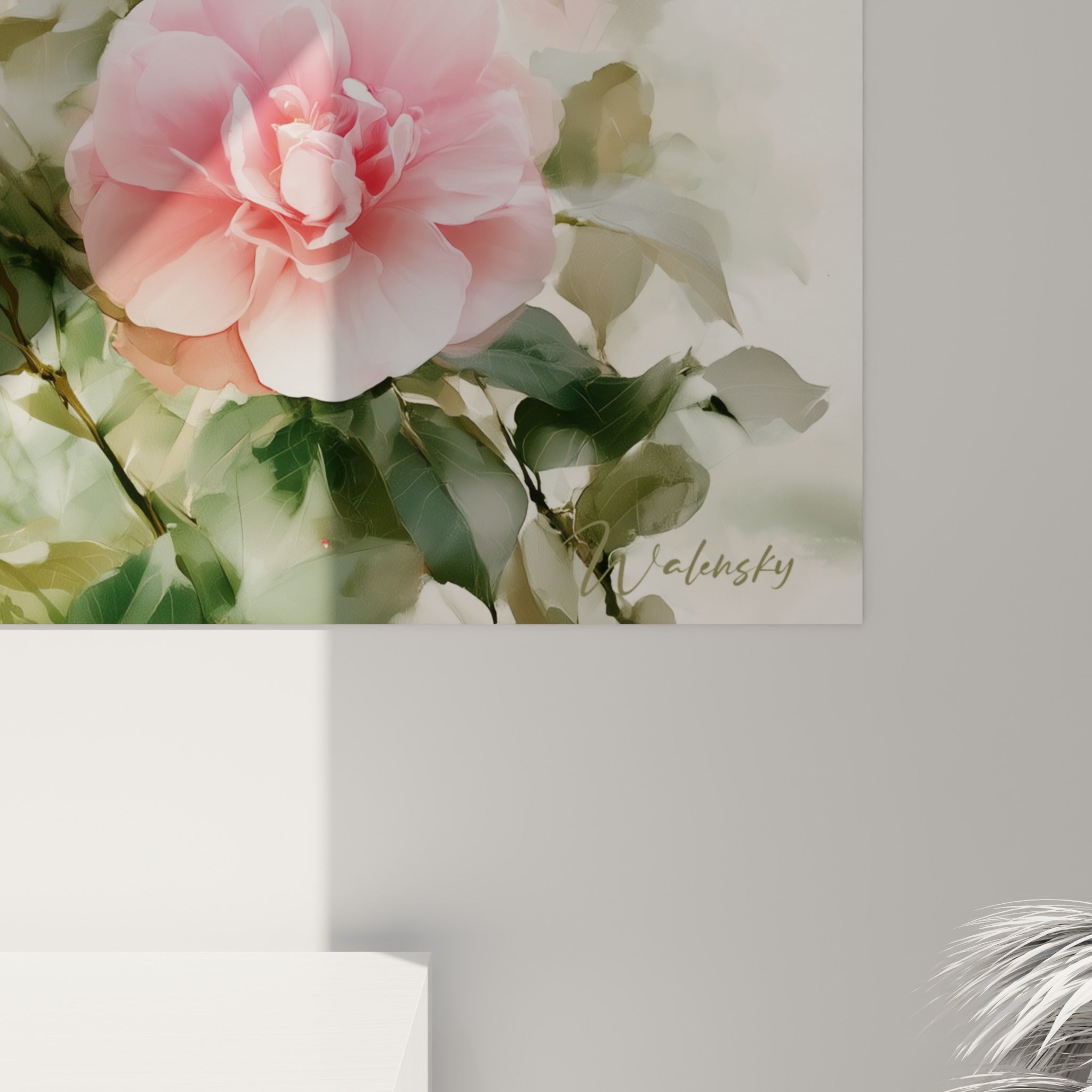 Pétales de camélia rose et blanc en gros plan, grain aquarelle, coulures douces et cœur doré visible