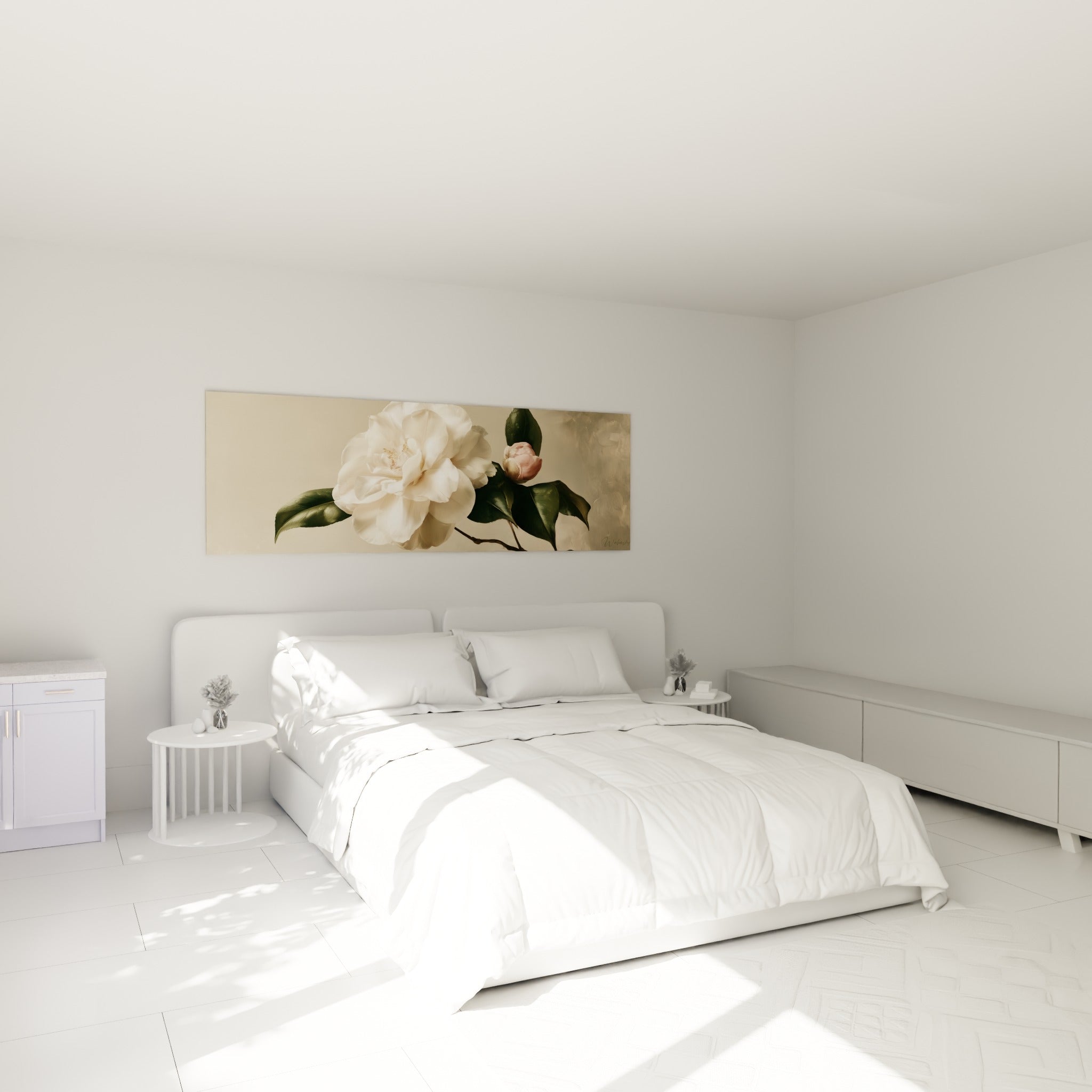 Fleur de camélia ivoire et bouton rose pâle accrochée au-dessus d'un lit dans une chambre claire