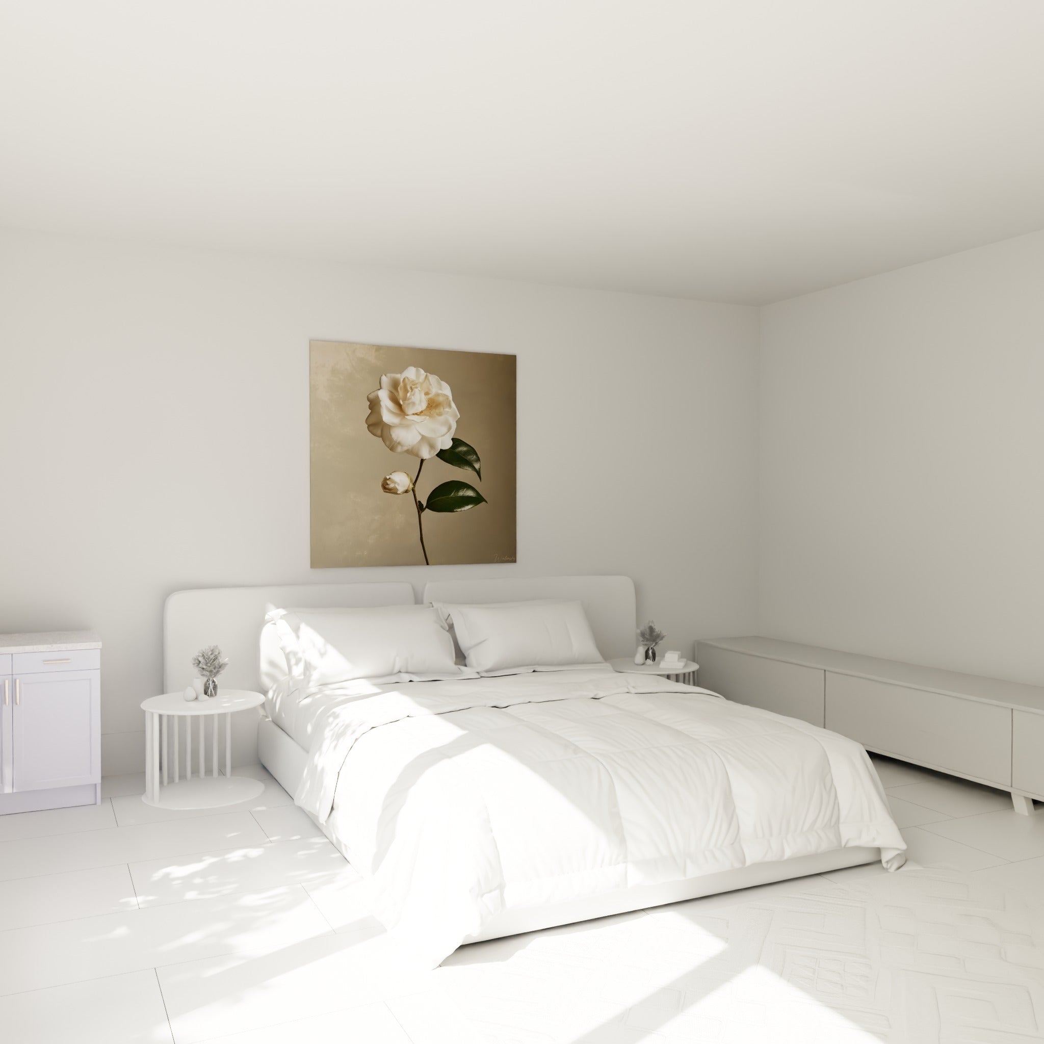 Fleur de camélia ivoire et vert sombre, ombres géométriques, au-dessus d'un lit dans une chambre claire