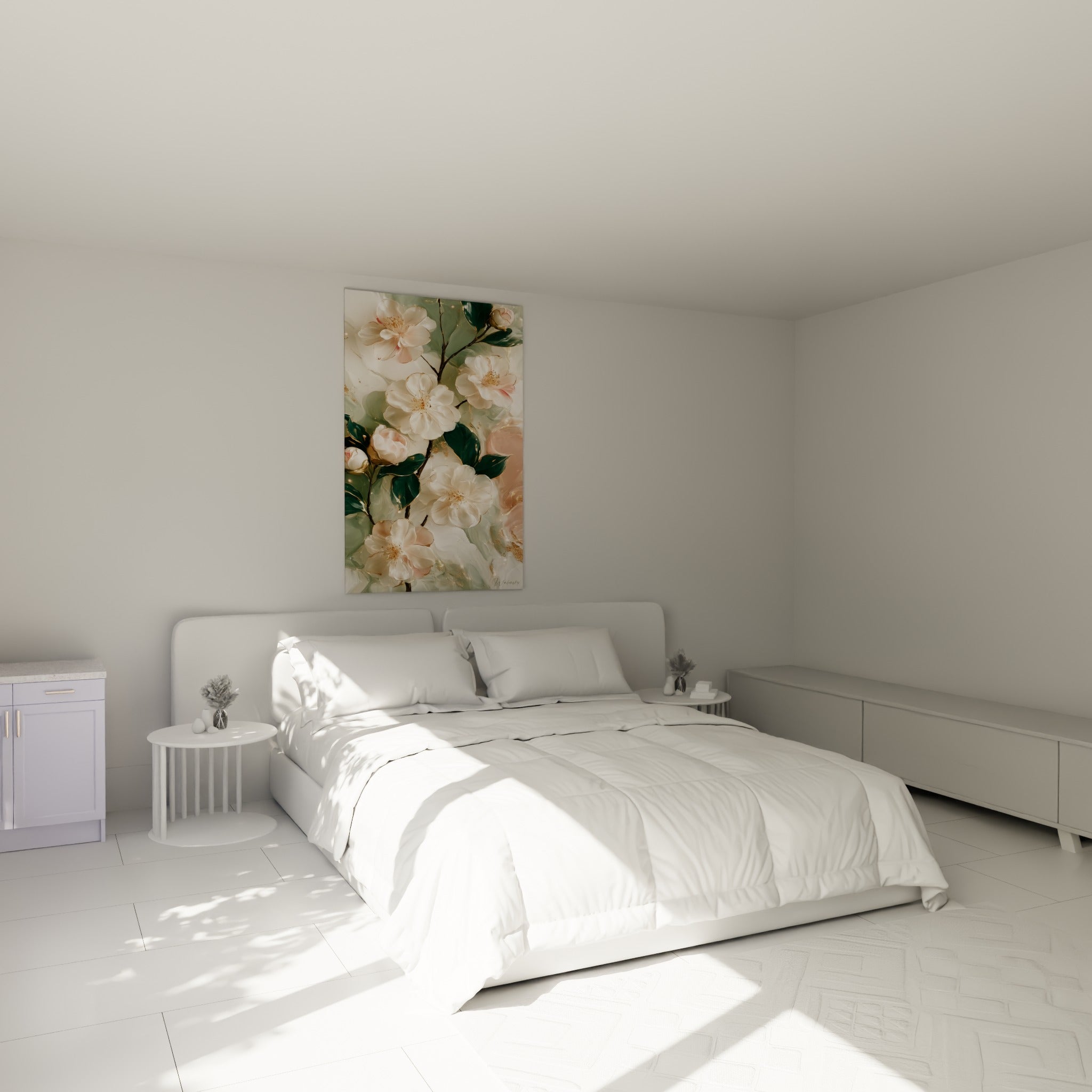 Branche de camélias ivoire et rose pâle au-dessus d'un lit dans une chambre claire
