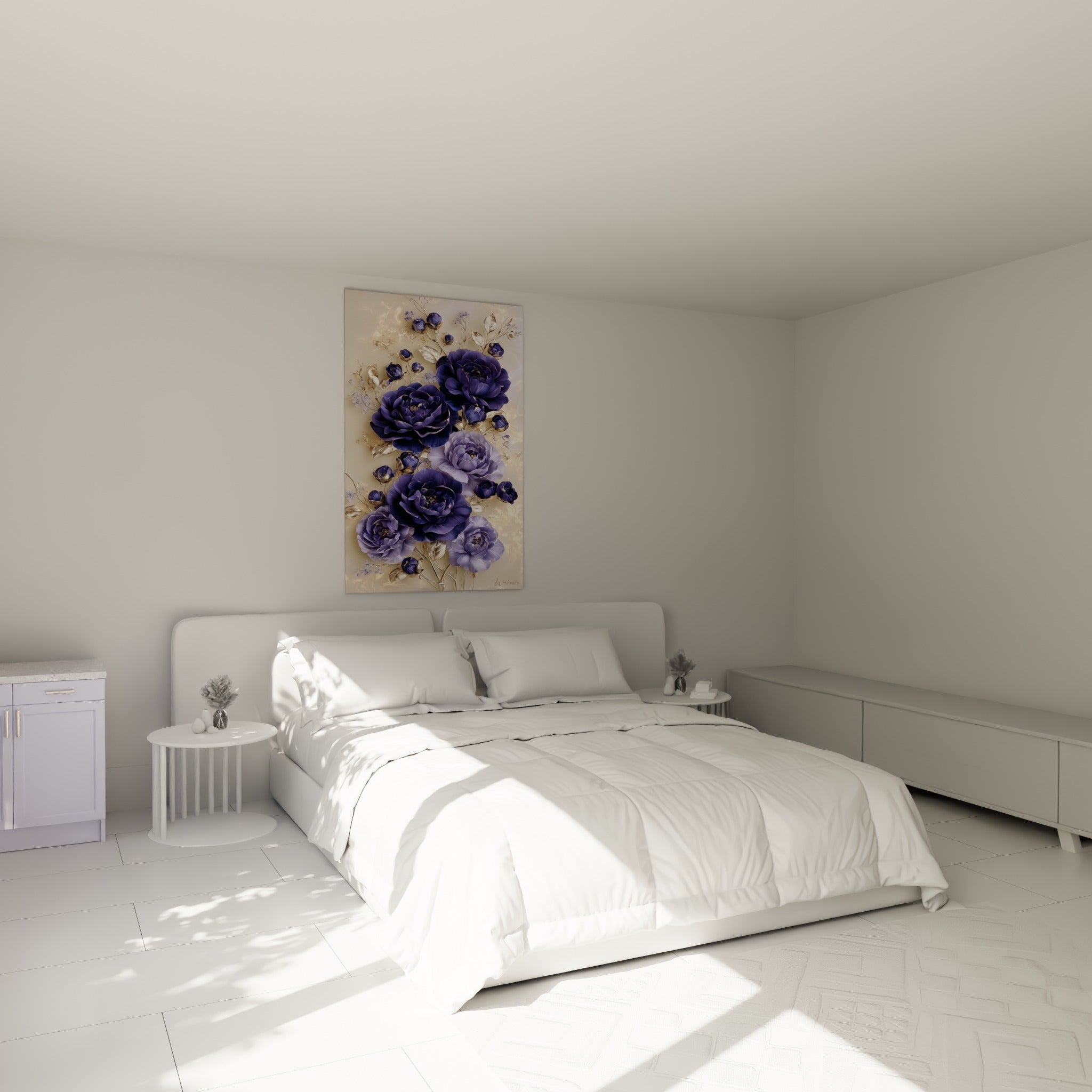 Bouquet de camélias bleu marine et dorés au-dessus d'un lit dans une chambre claire