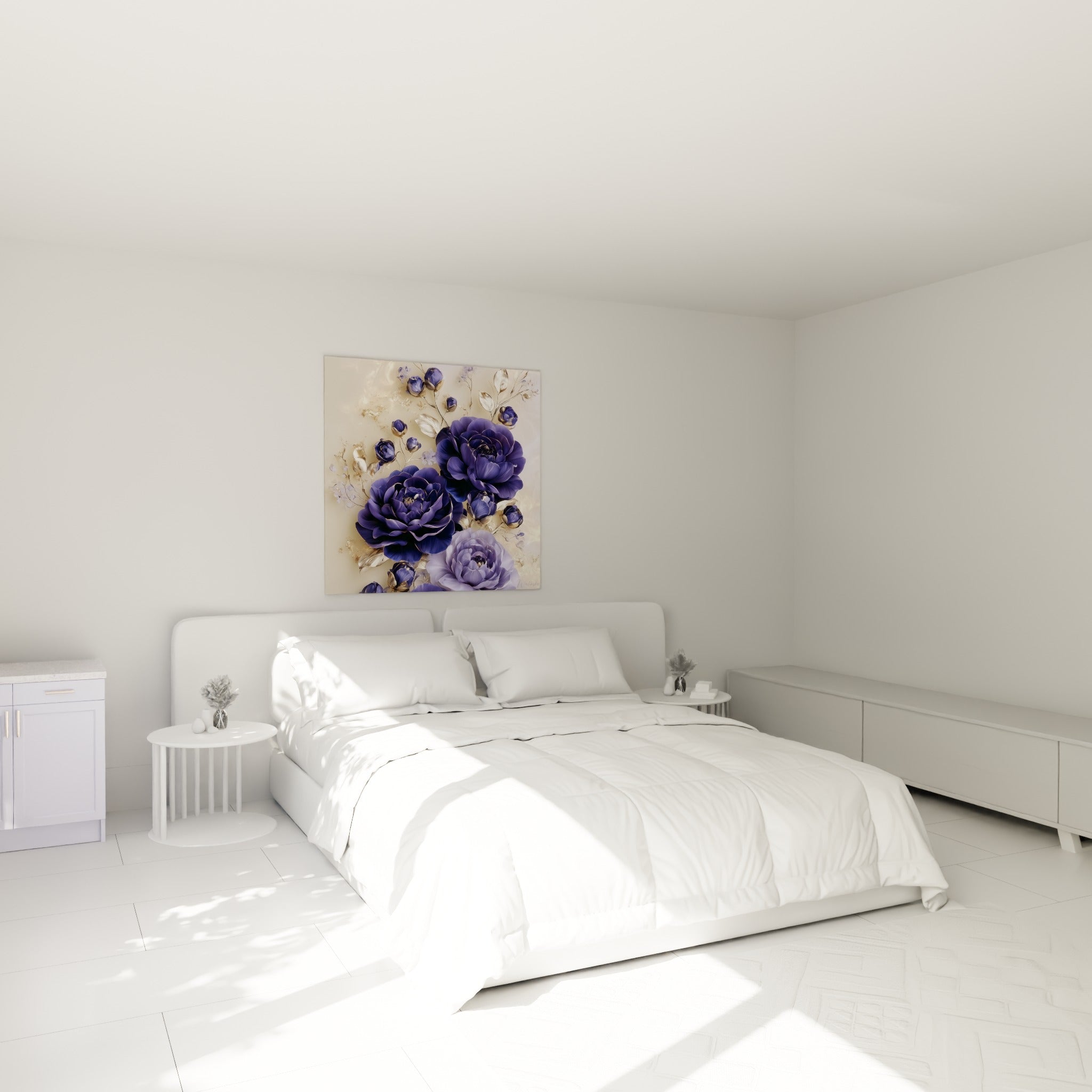 Bouquet de camélias bleu marine et dorés accroché au-dessus d'un lit dans une chambre claire