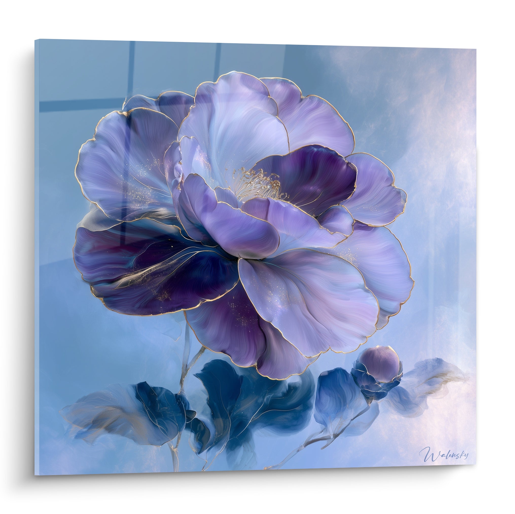 Camélia mauve et violet aux liserés dorés, pétales translucides sur fond bleu brumeux