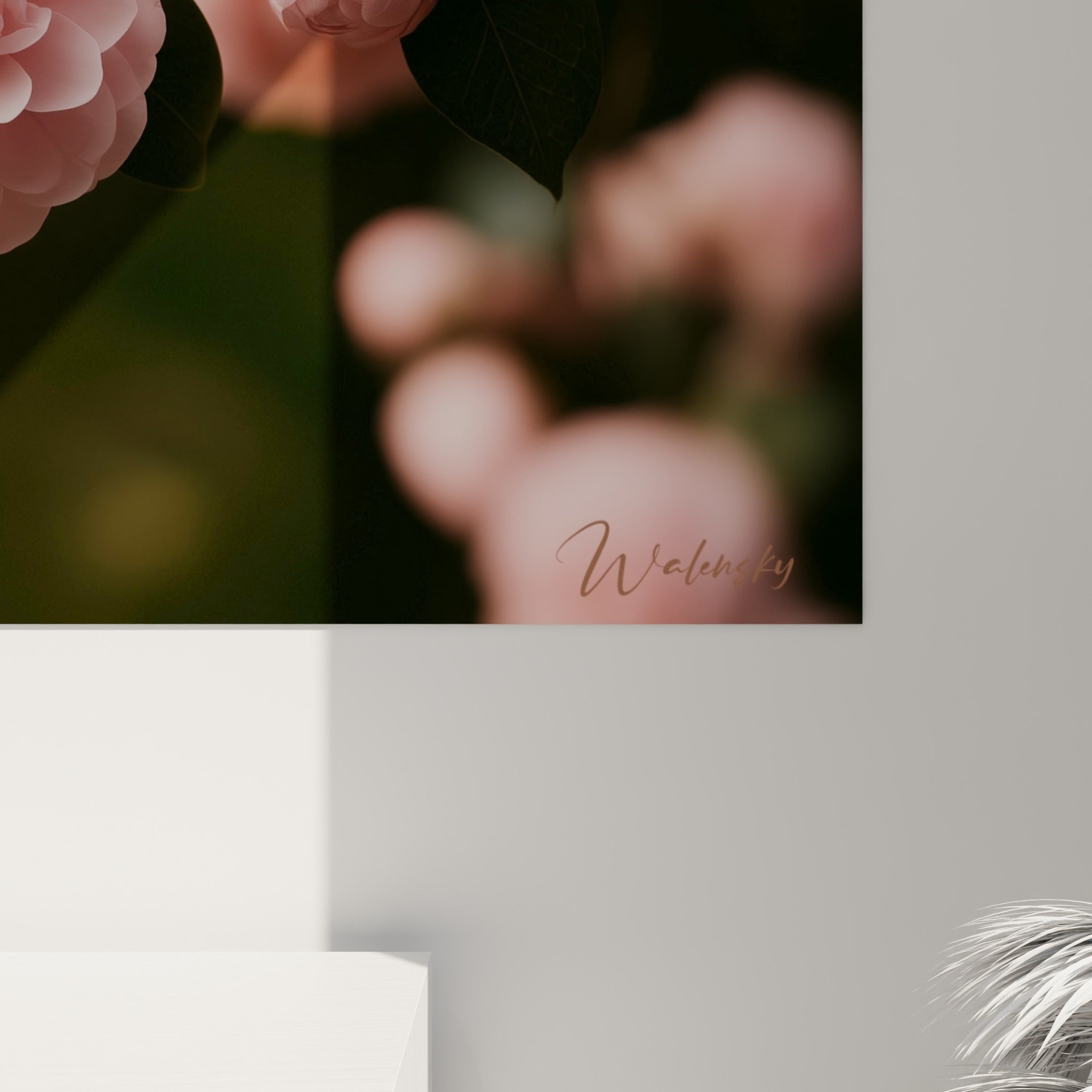 Grain des pétales roses et coulures d'ombre sur ce détail rapproché du tableau camélia anthracite