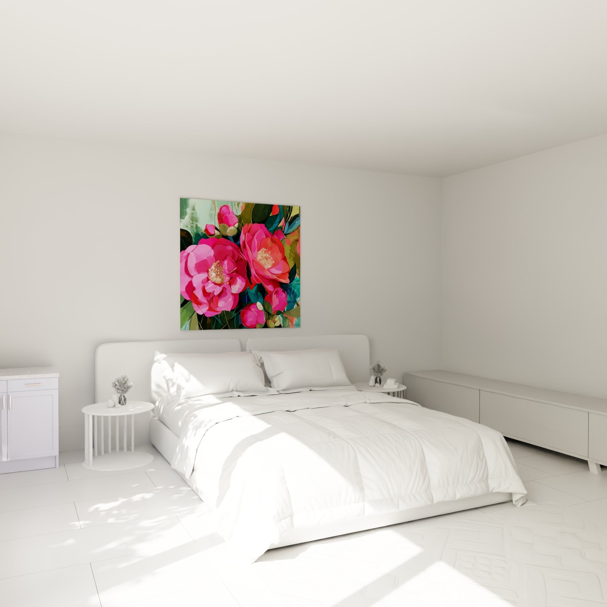 Camélia rose et rouge aux pétales denses, cœurs dorés, au-dessus d'un lit dans une chambre claire