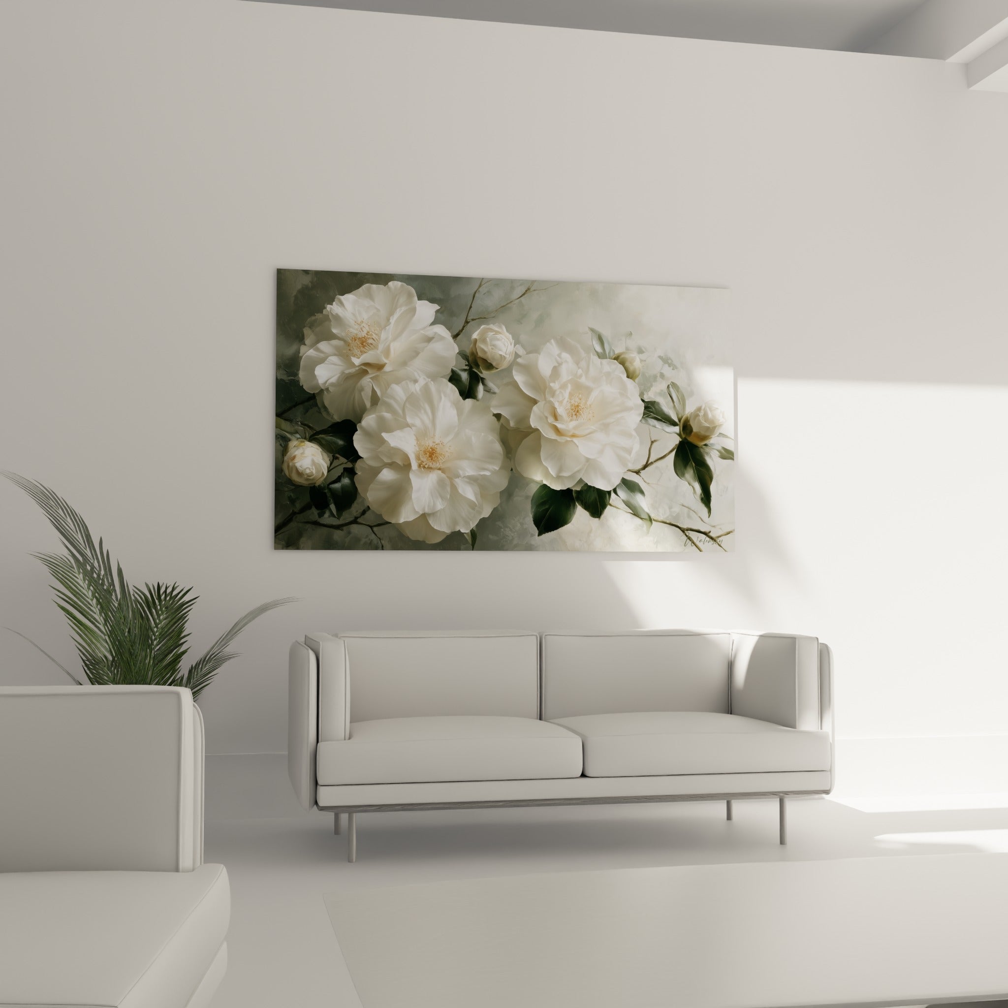 Fleurs de camélia blanches aux cœurs dorés suspendues au-dessus d'un canapé dans un salon lumineux