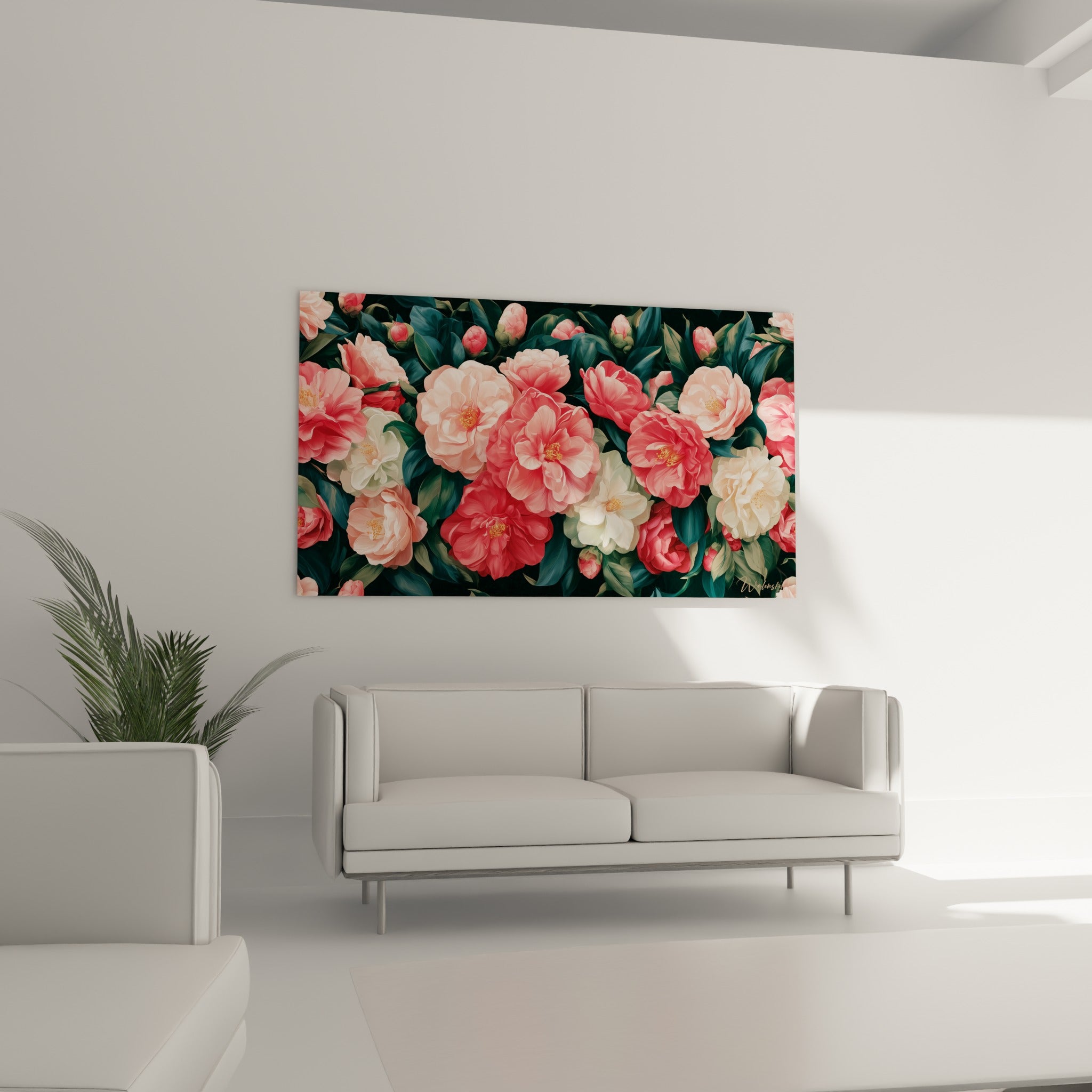 Fleurs de camélia rose pâle et blanc crème aux cœurs dorés, au-dessus d'un canapé dans un salon lumineux
