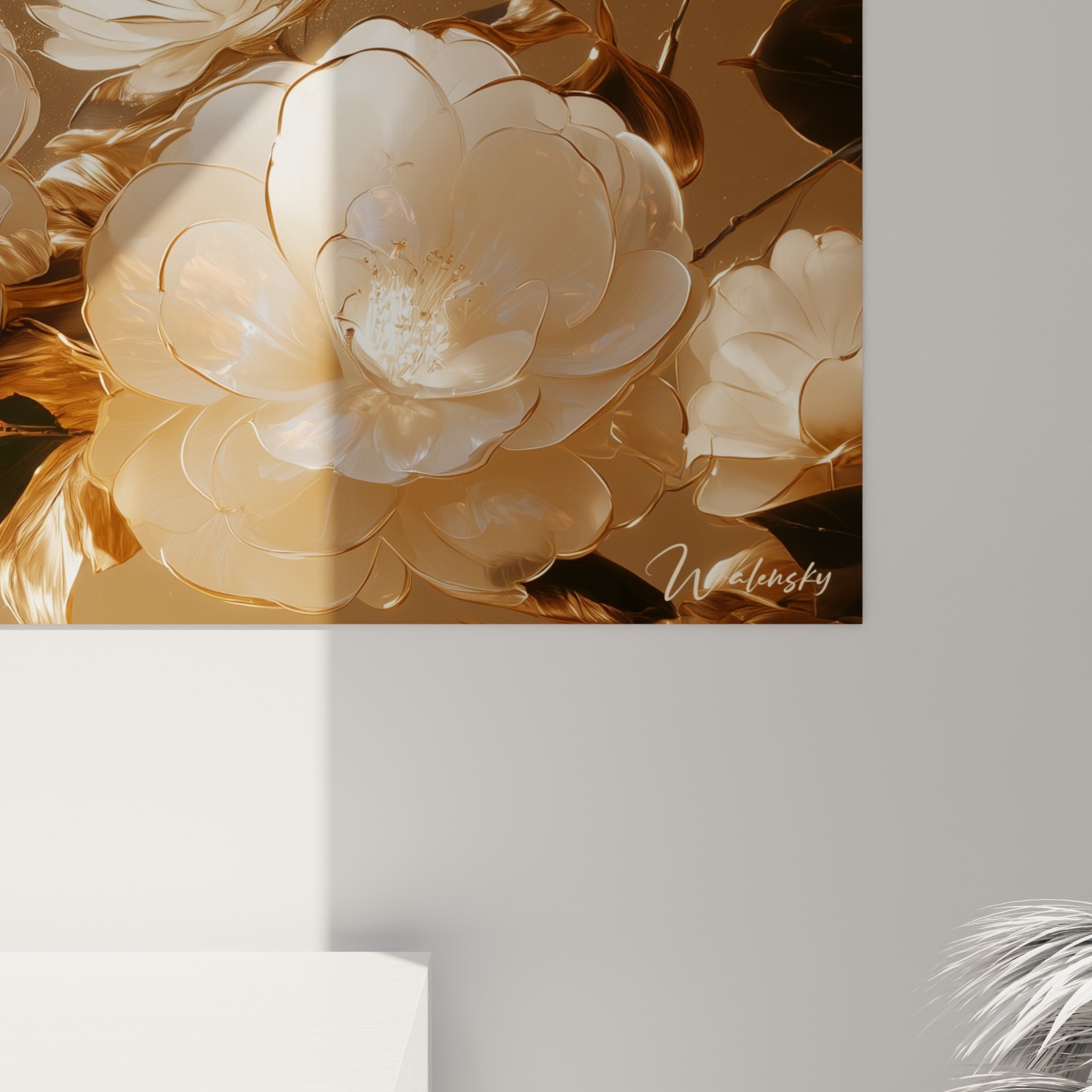 Pétales nacrés du camélia révélant grain irisé et coulures dorées, feuilles bronze en arrière-plan