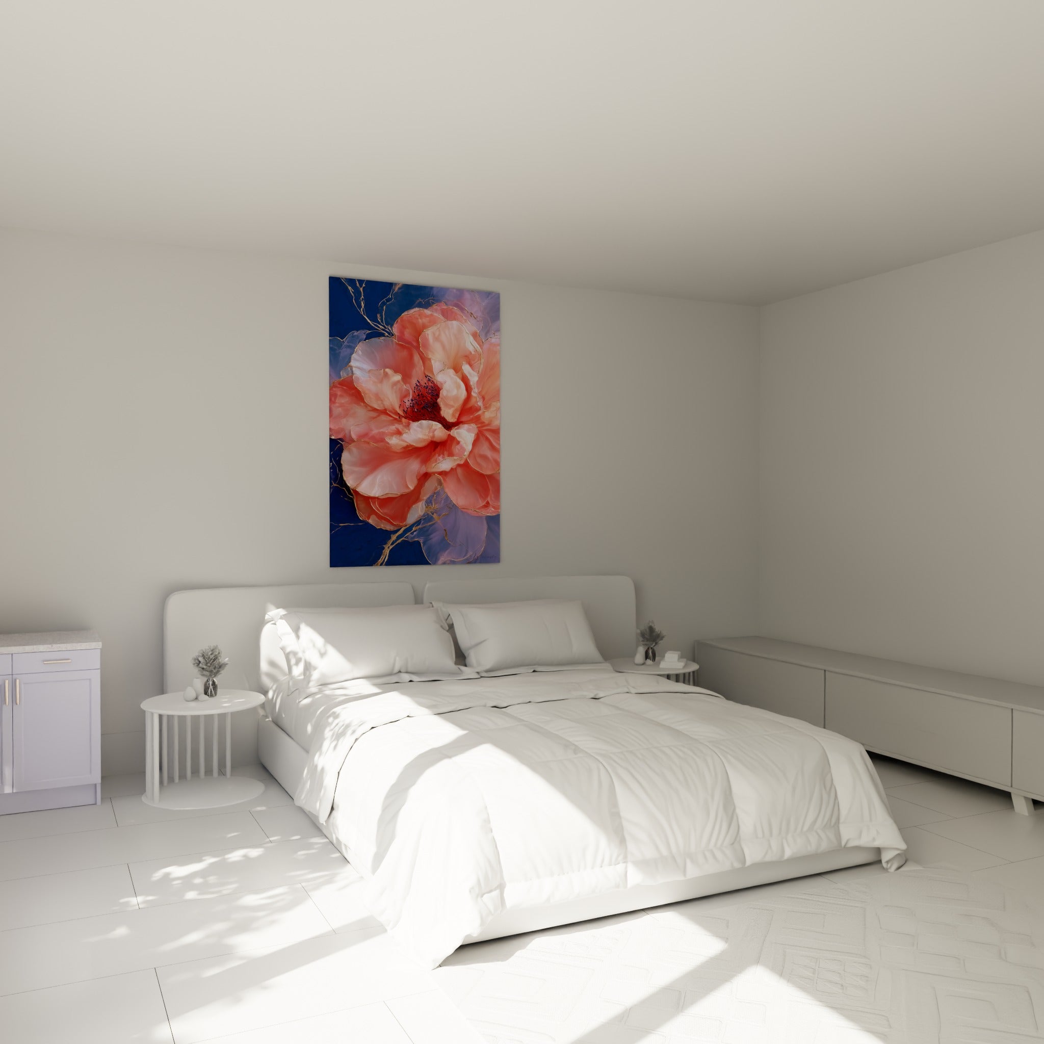 Pétales roses et cœur pourpré du camélia illuminent doucement le mur au-dessus d'un lit dans une chambre claire