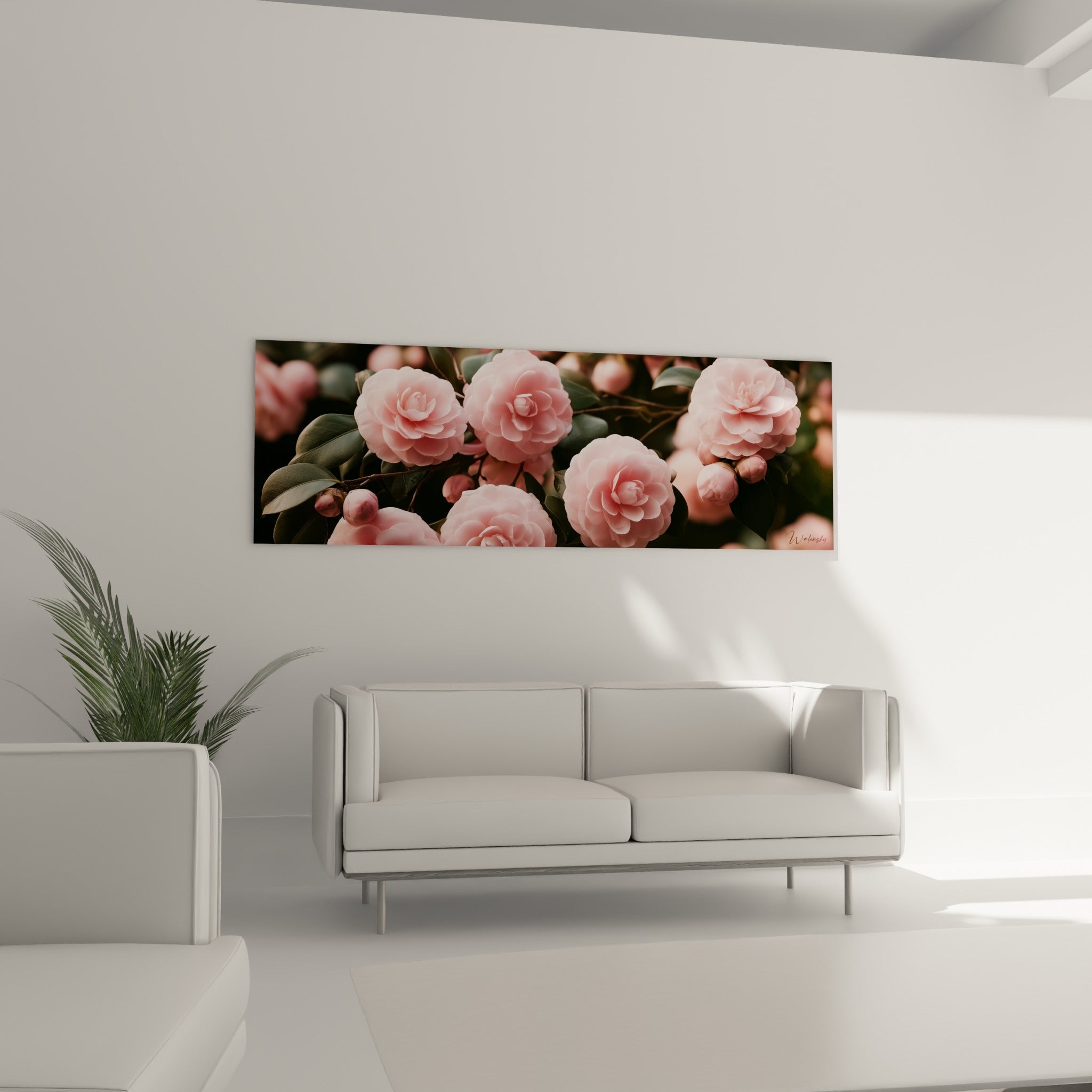 Fleurs de camélia rose pastel et feuillage vert sombre habillent un tableau au-dessus d'un canapé dans un salon lumineux