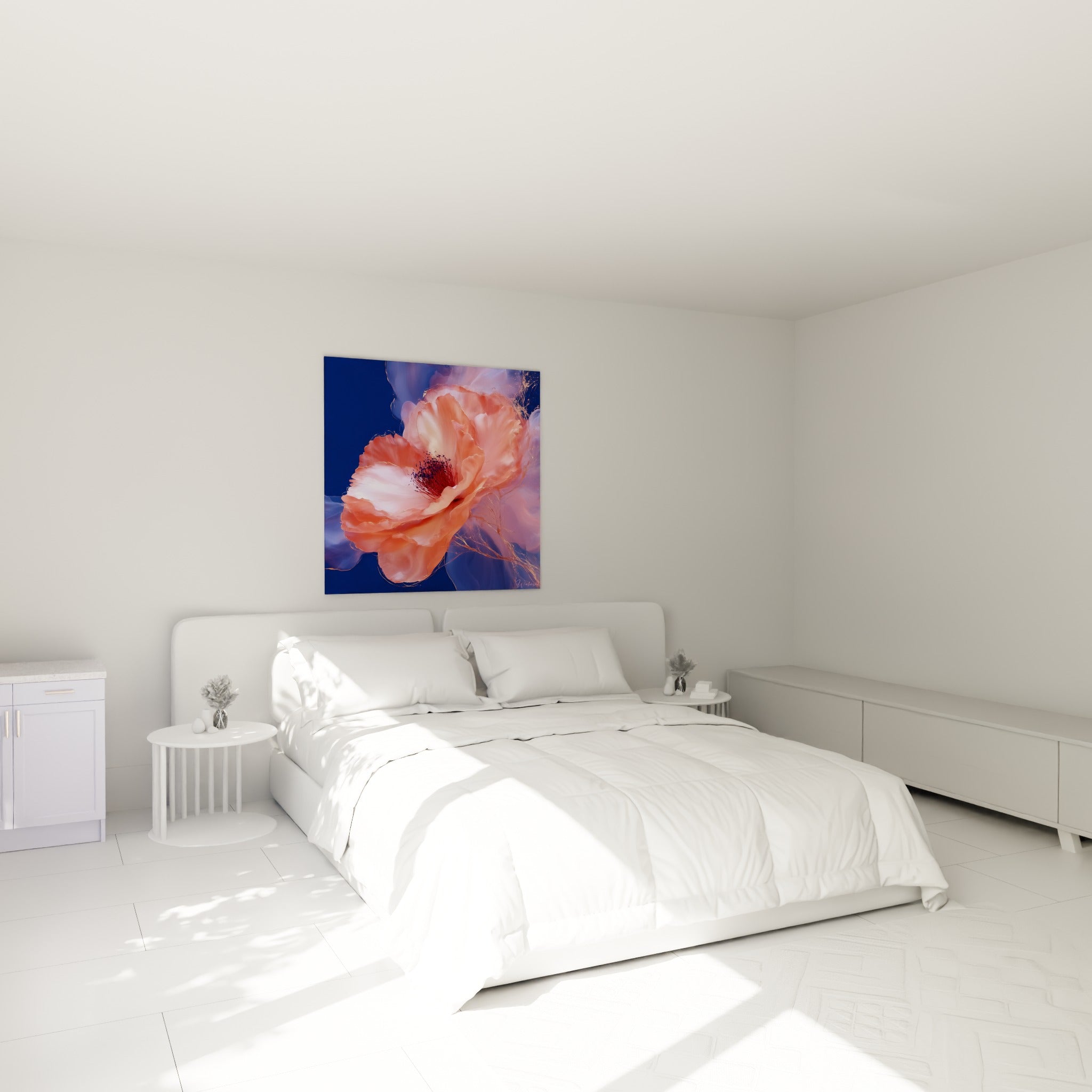 Pétales corail et blancs du camélia flottant sur bleu marine, accrochés au-dessus d'un lit dans une chambre claire.