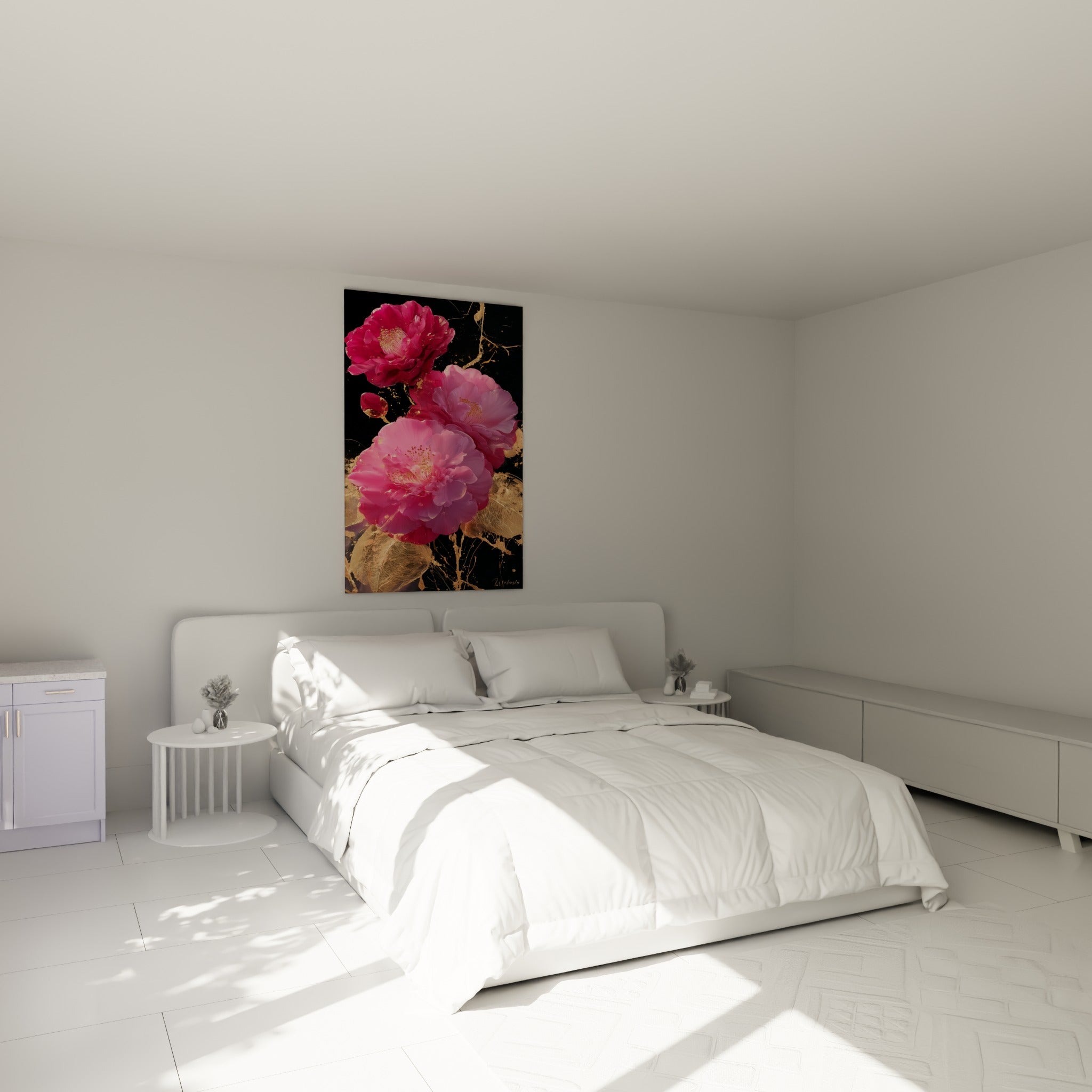 Camélias fuchsia et pétales dorés déployés au-dessus d'un lit dans une chambre claire