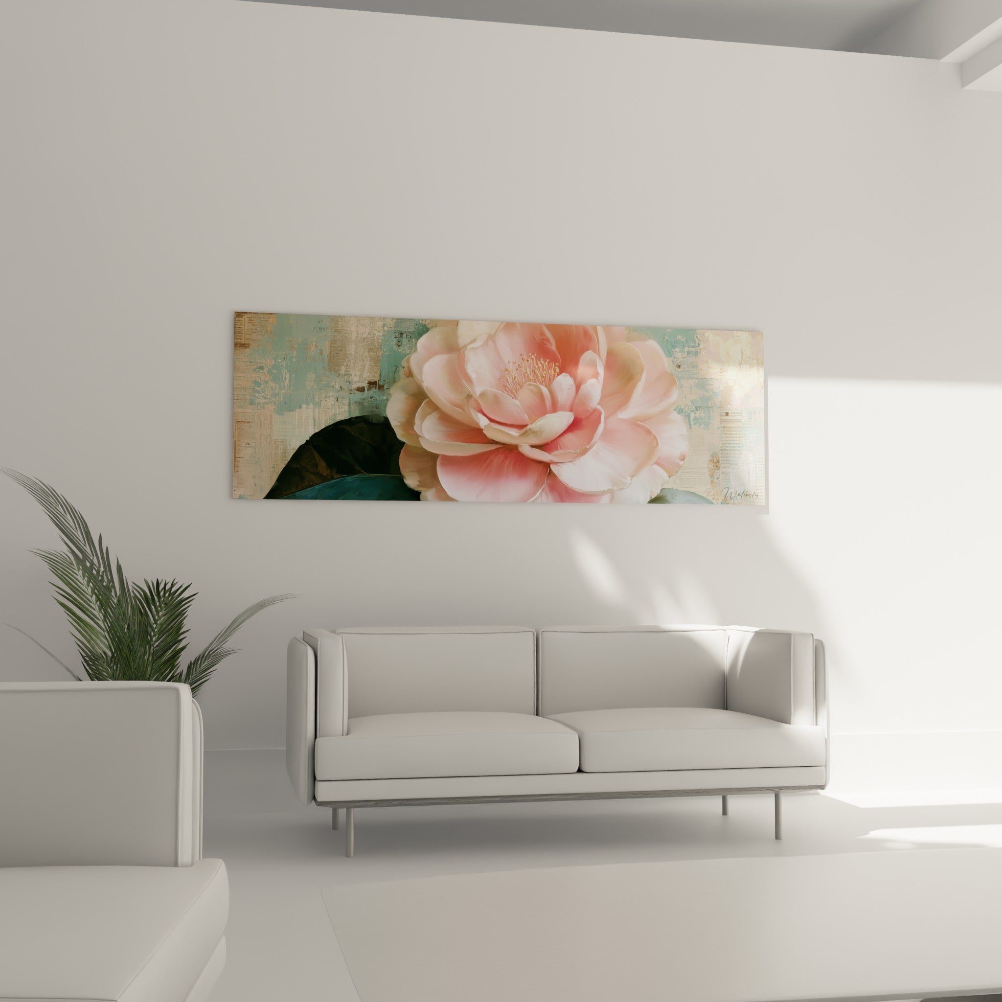Pétales roses du camélia sur fond turquoise patiné au-dessus d'un canapé dans un salon lumineux