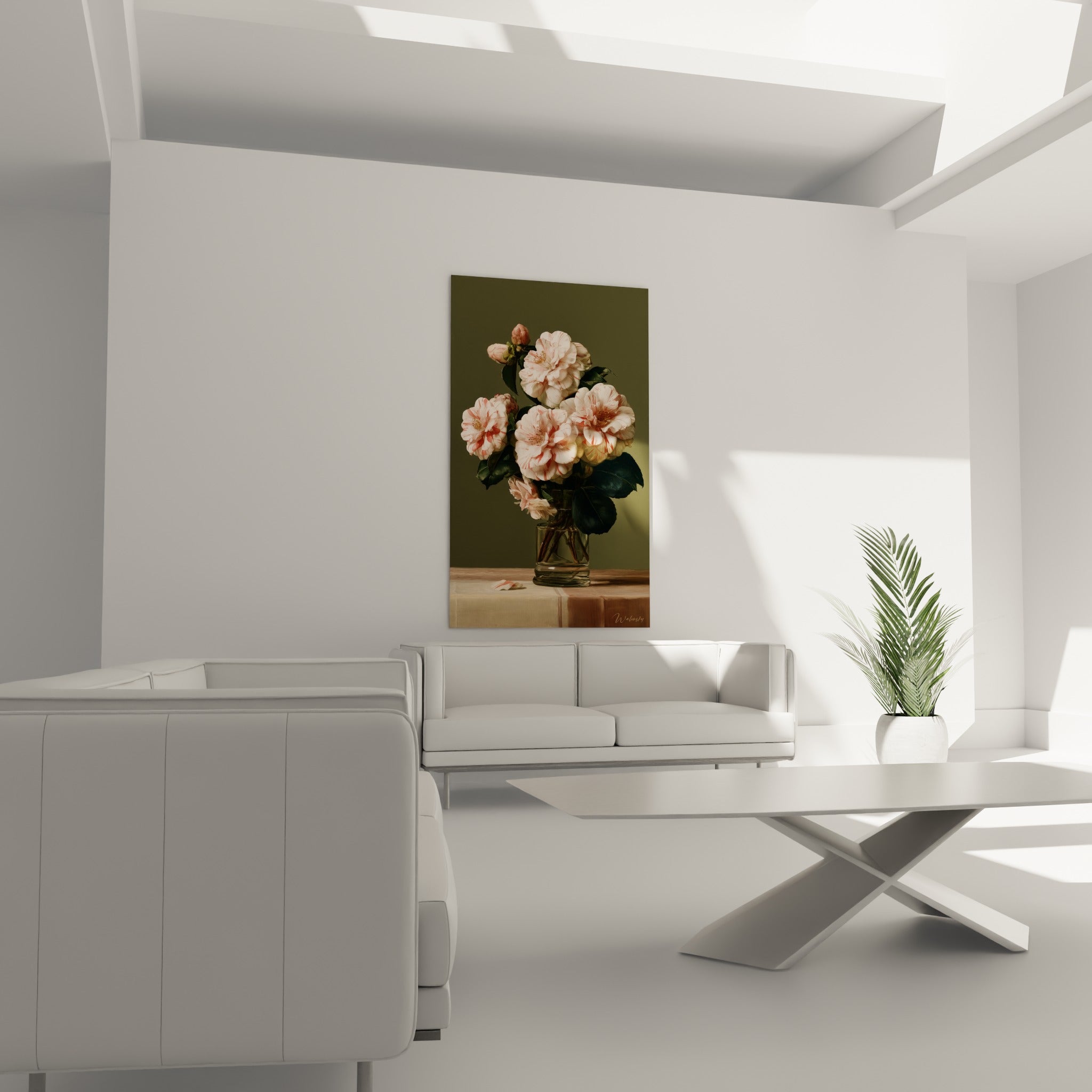 Fleurs de camélia blanches veinées de rose sur fond vert olive, au-dessus d'un canapé dans un salon lumineux