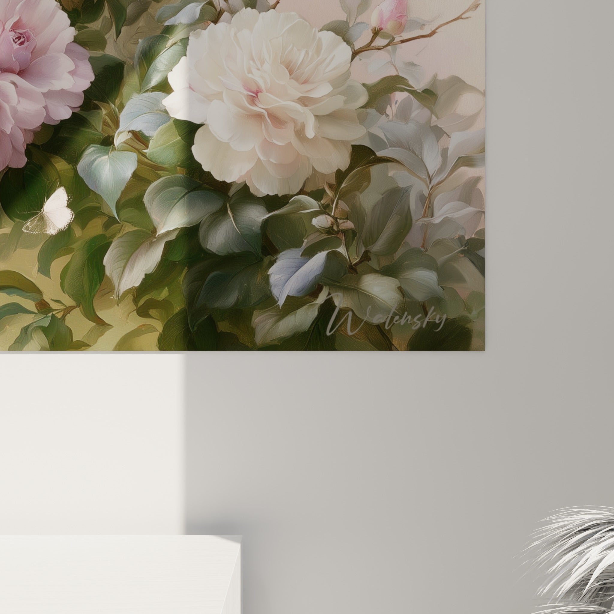 Pétales de camélia rose et blanc en gros plan, textures froissées et coulures picturales sur toile