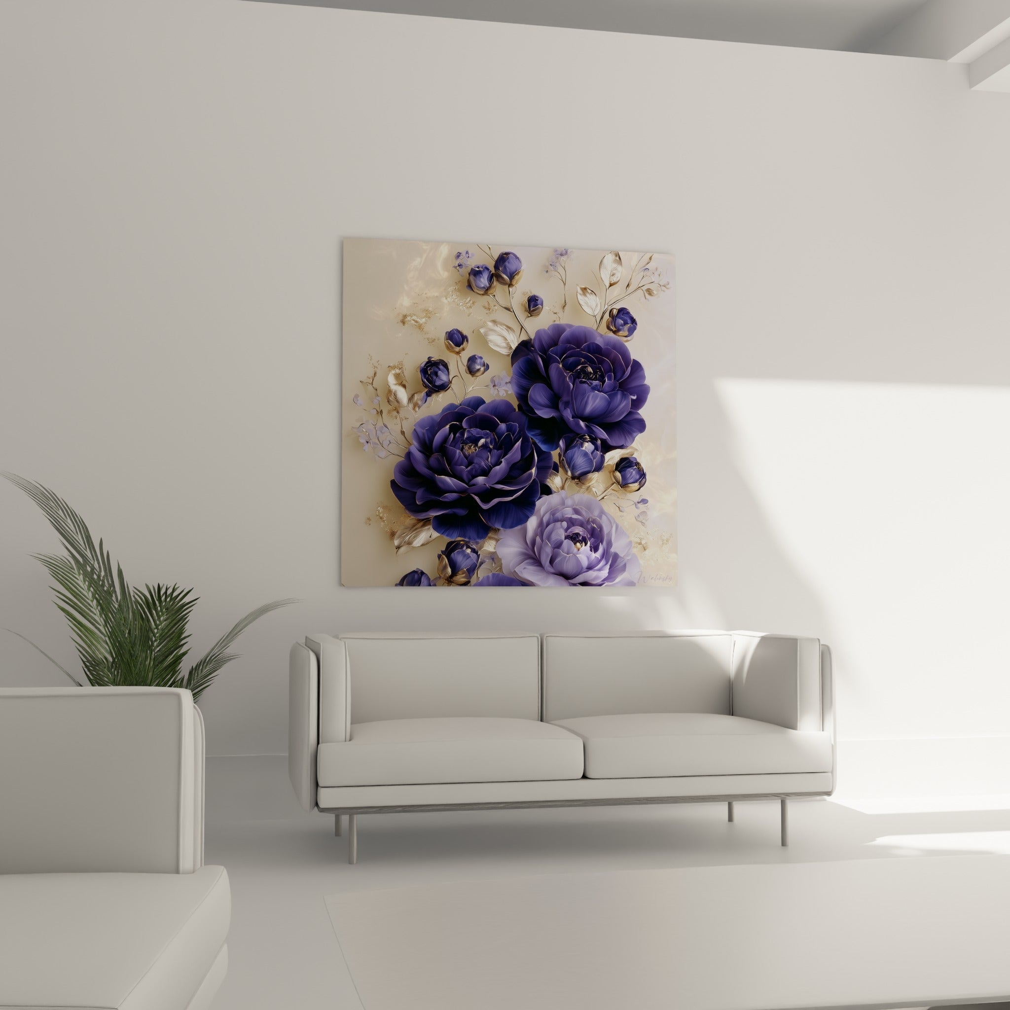 Fleurs de camélia lilas et bleu marine aux reflets dorés au-dessus d'un canapé dans un salon lumineux