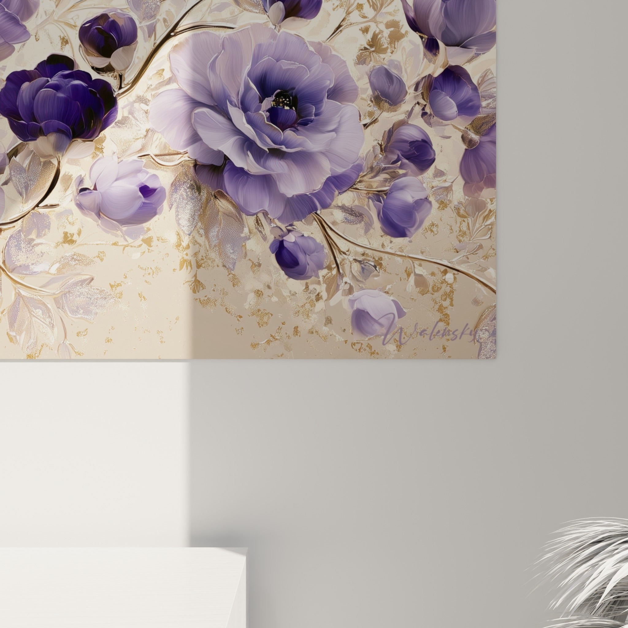 Pétales de camélia violet et indigo avec empâtements fins et reflets dorés en gros plan