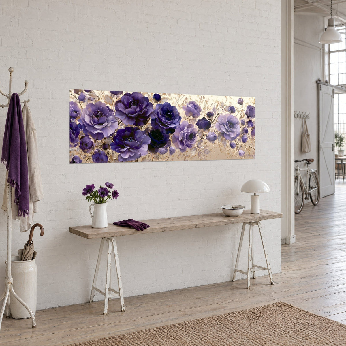 Tableau frise florale aux roses améthyste et feuilles d'or sur fond crème, accroché au-dessus d'une console en bois