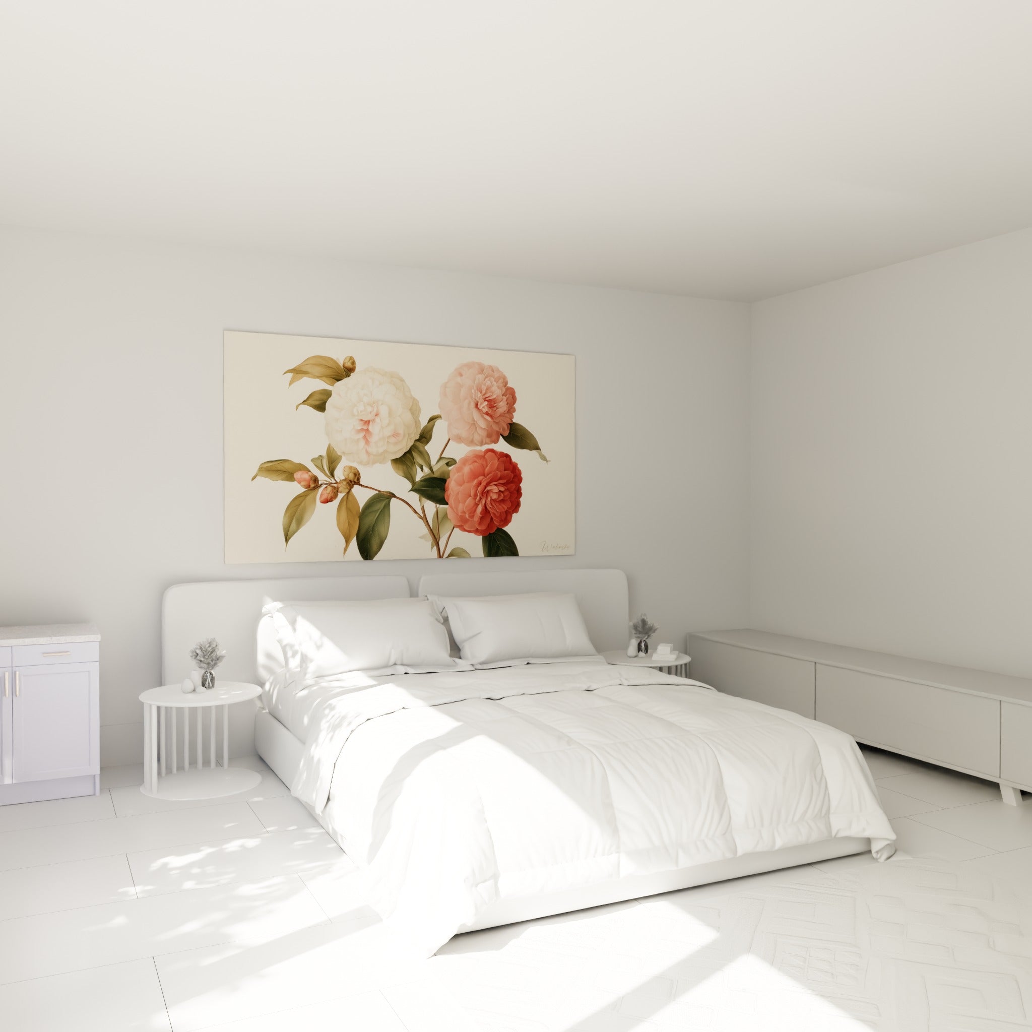 Trois camélias roses et corail peints avec délicatesse, accrochés au-dessus d'un lit dans une chambre claire
