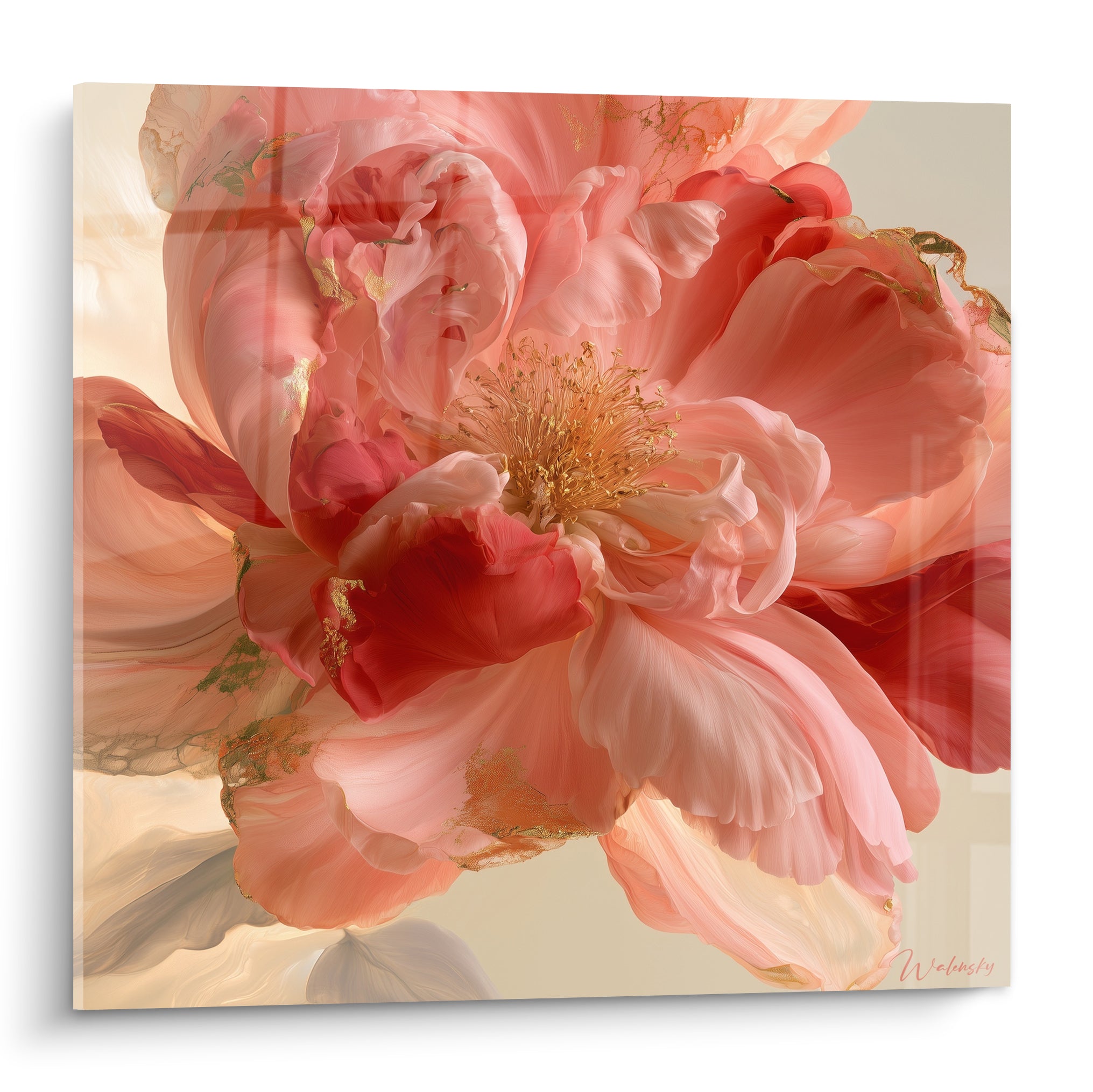Camélia rose et rouge aux pétales dorés déployés en volutes sur fond beige clair